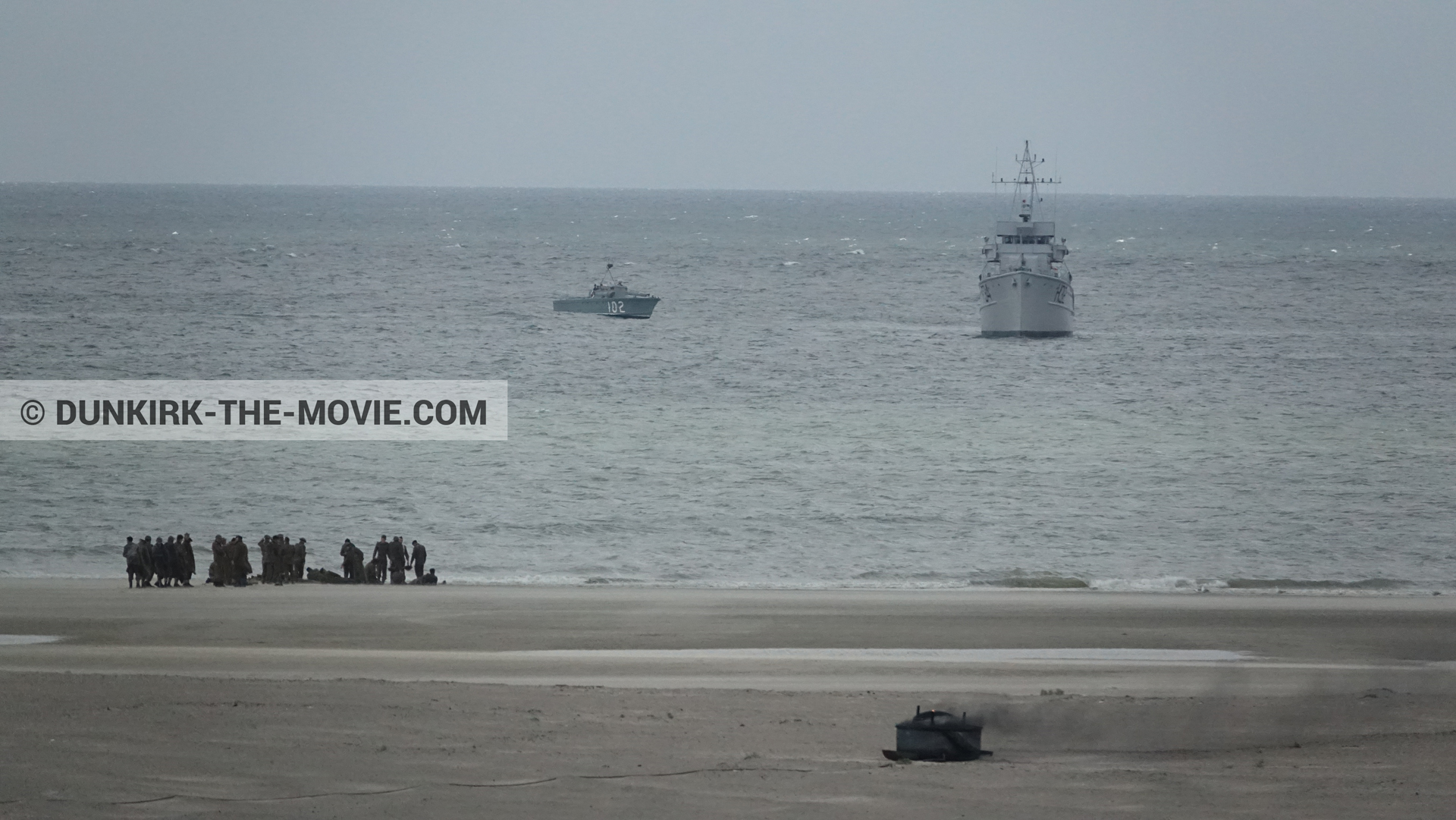 Photo avec bateau, figurants, plage,  des dessous du Film Dunkerque de Nolan