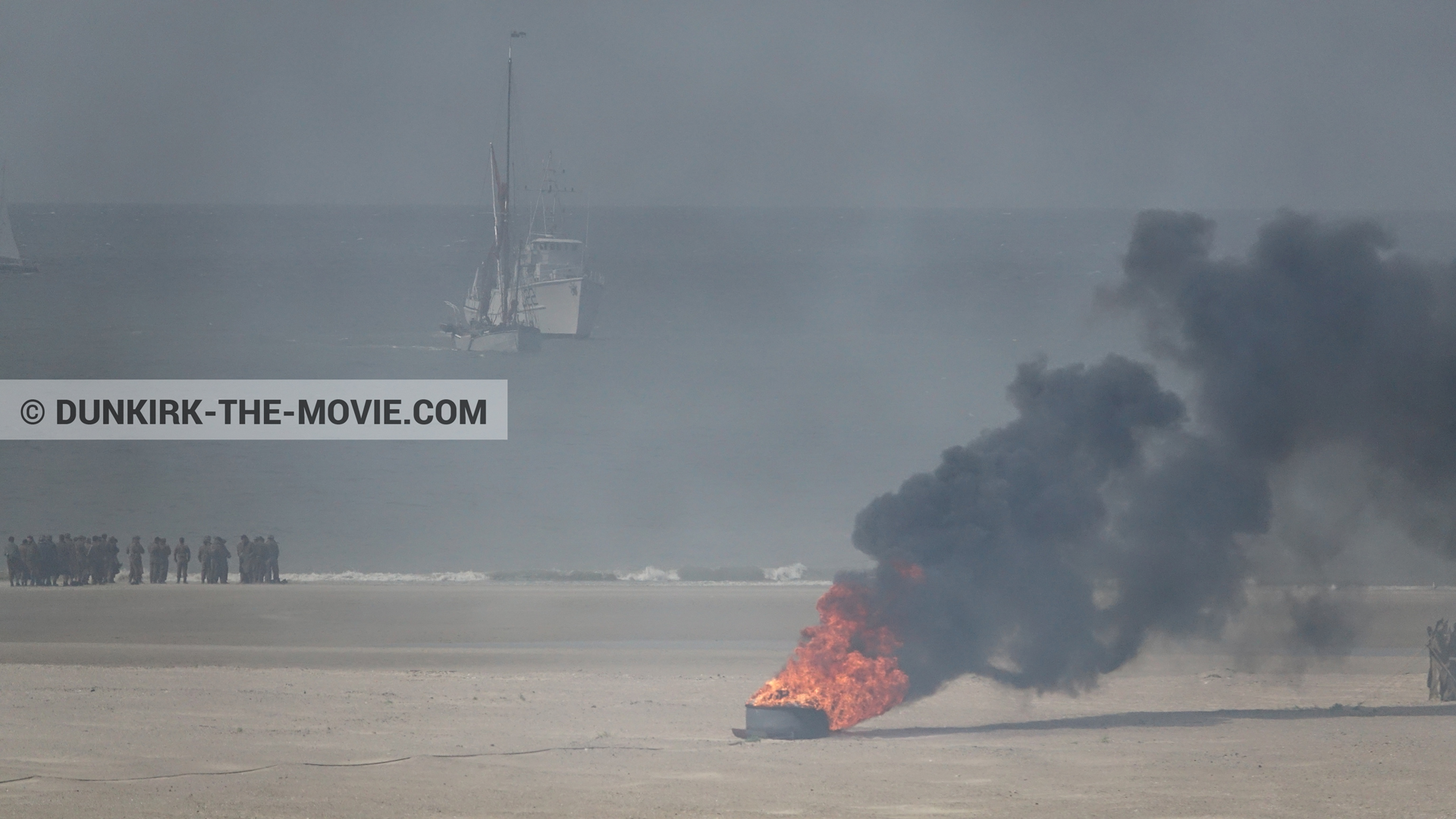 Fotos con barco, humo negro, playa,  durante el rodaje de la película Dunkerque de Nolan