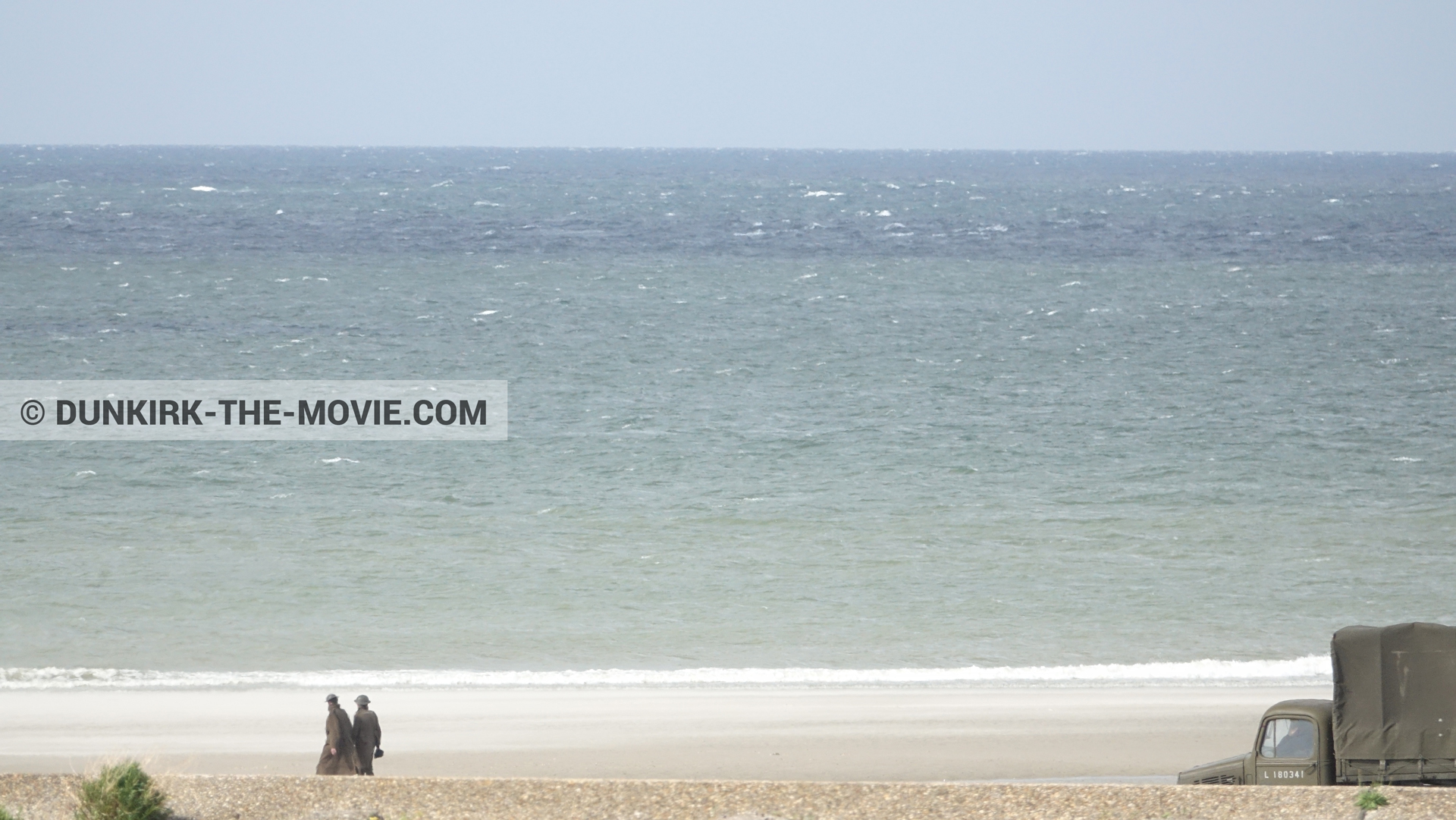 Photo avec camion, figurants, plage,  des dessous du Film Dunkerque de Nolan