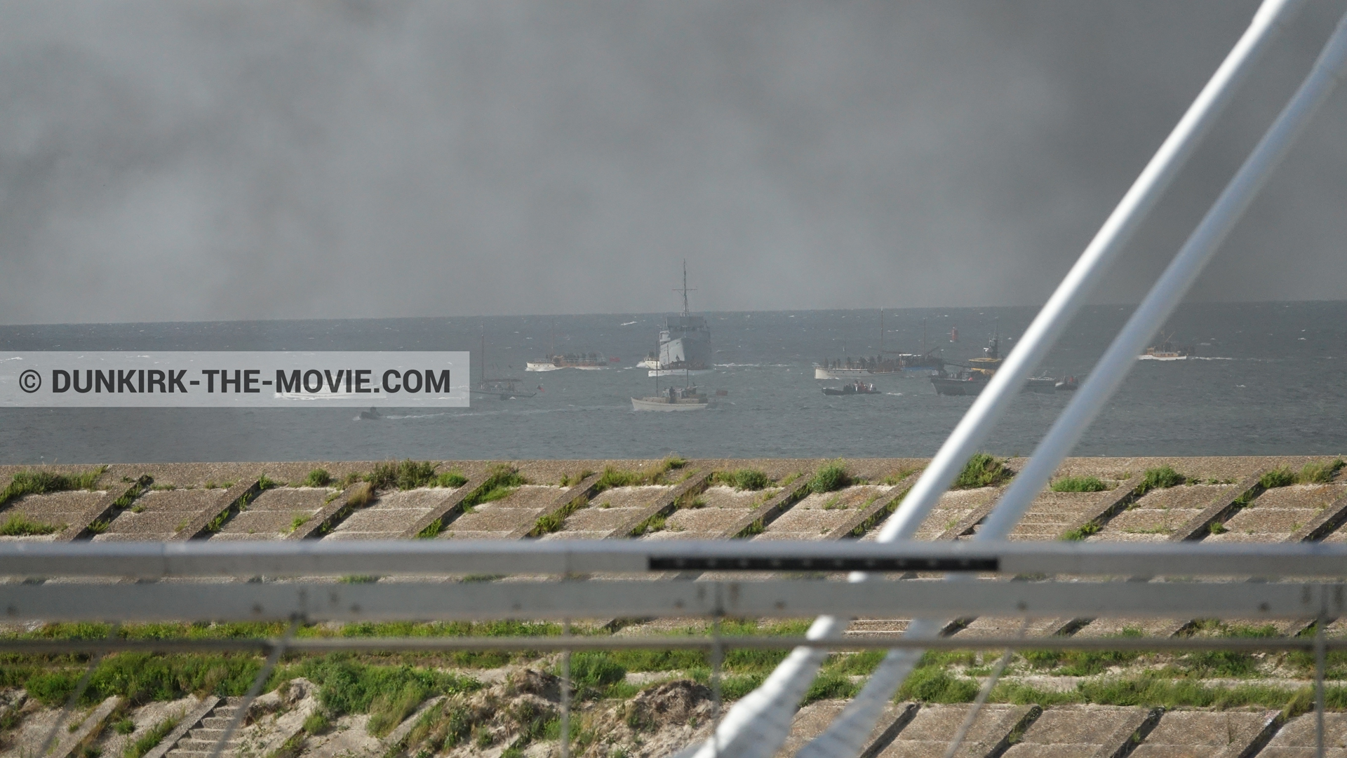 Fotos con barco, humo negro,  durante el rodaje de la película Dunkerque de Nolan