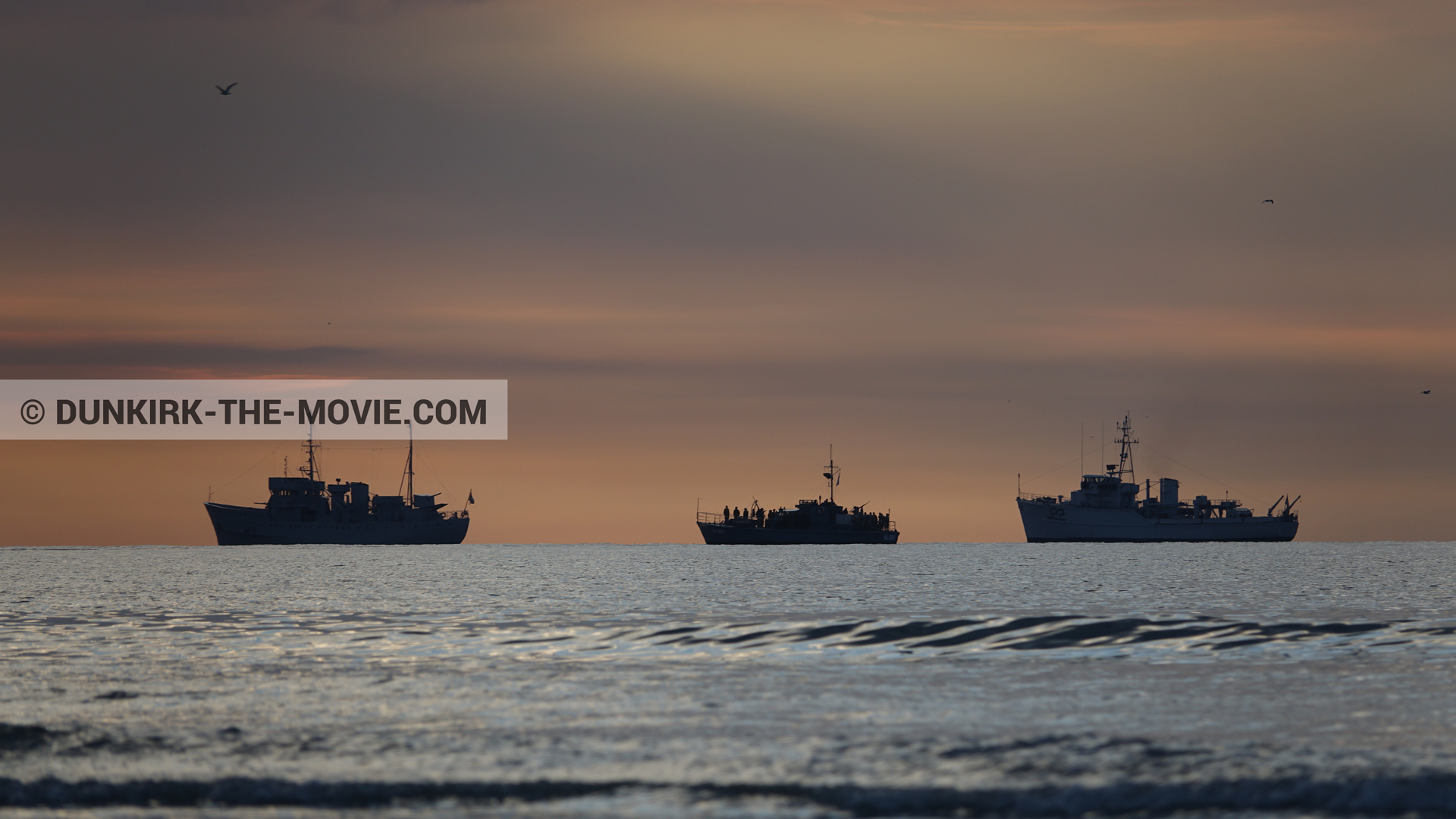 Fotos con barco, cielo anaranjado, HMS Medusa - ML1387,  durante el rodaje de la película Dunkerque de Nolan