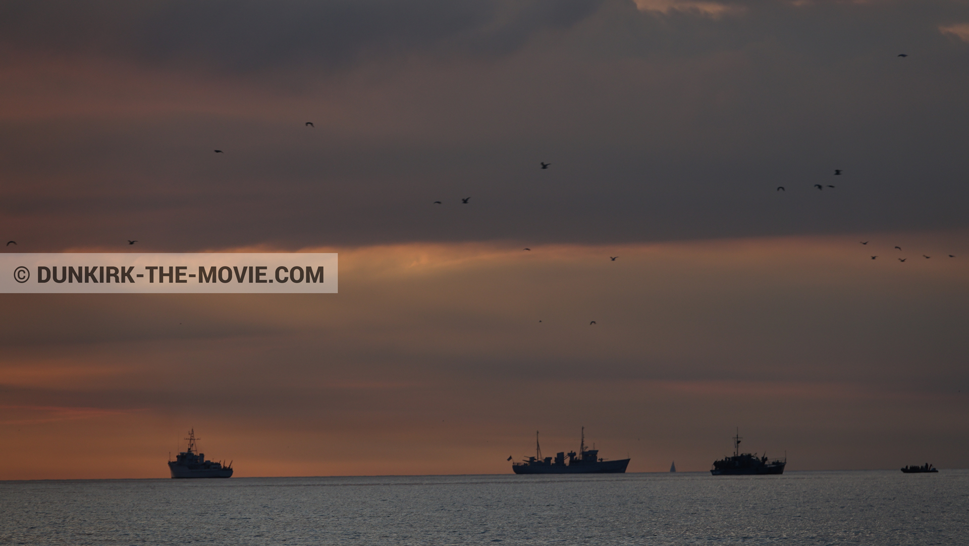 Photo avec bateau, ciel orangé, mer calme,  des dessous du Film Dunkerque de Nolan