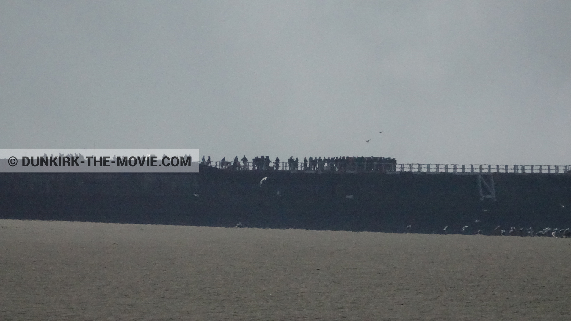 Fotos con cielo gris, extras, muelle del ESTE, playa,  durante el rodaje de la película Dunkerque de Nolan