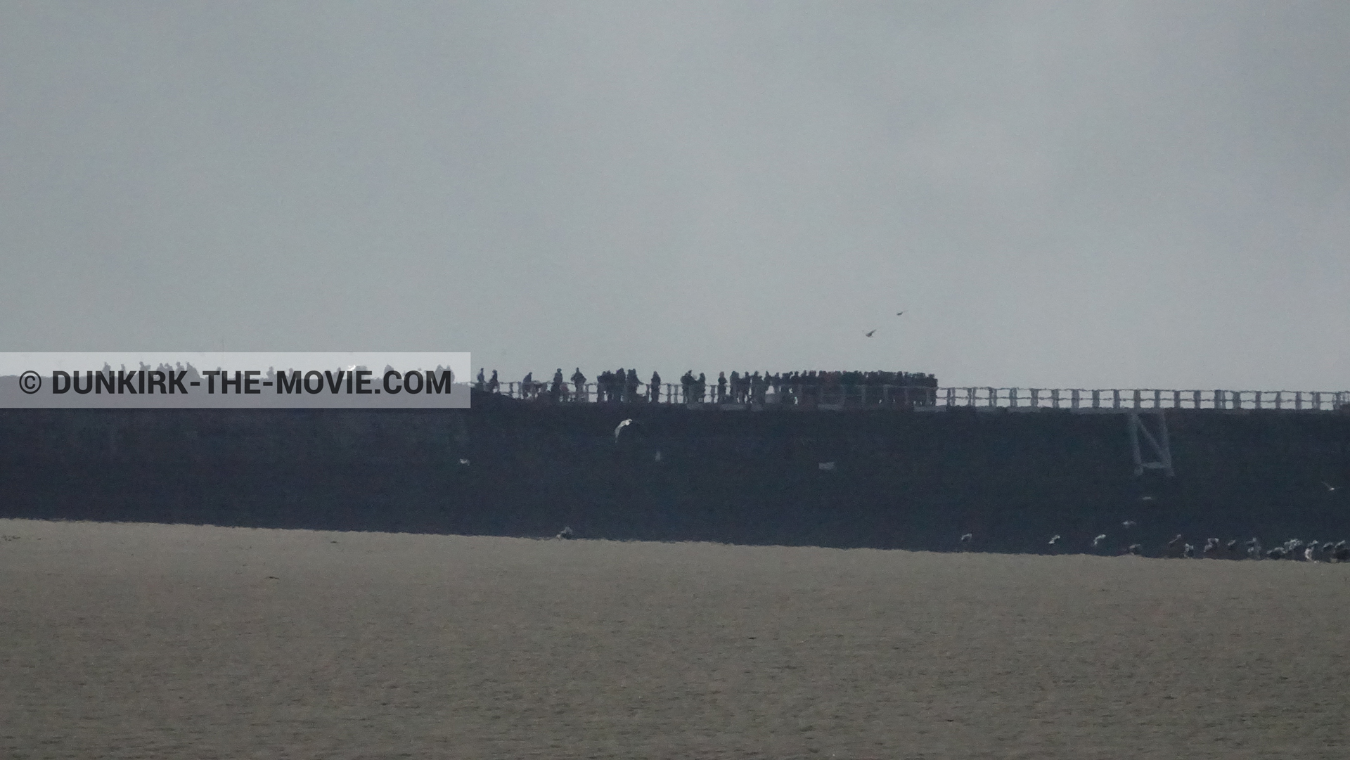 Photo avec ciel gris, figurants, jetÃ©e EST, plage,  des dessous du Film Dunkerque de Nolan