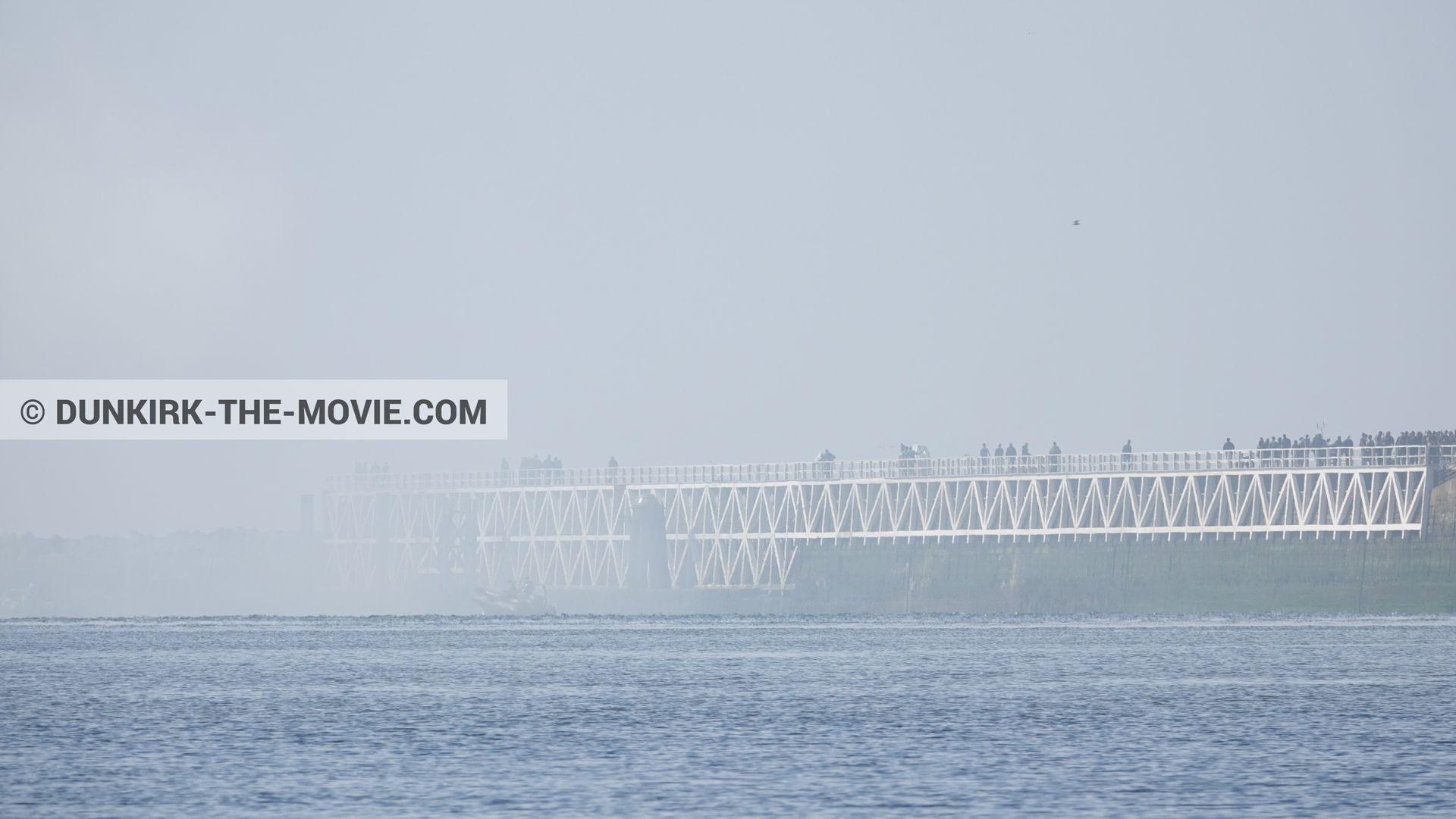 Photo avec fumée blanche, jetée EST,  des dessous du Film Dunkerque de Nolan