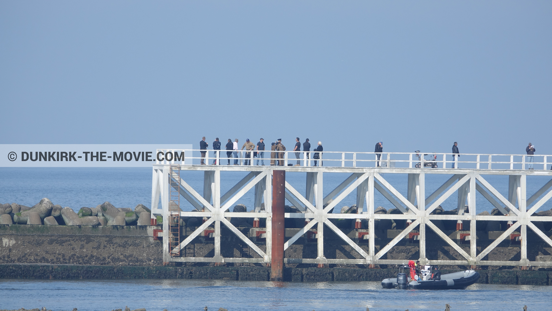 Fotos con muelle del ESTE, mares calma, equipo técnica, zodiaco,  durante el rodaje de la película Dunkerque de Nolan