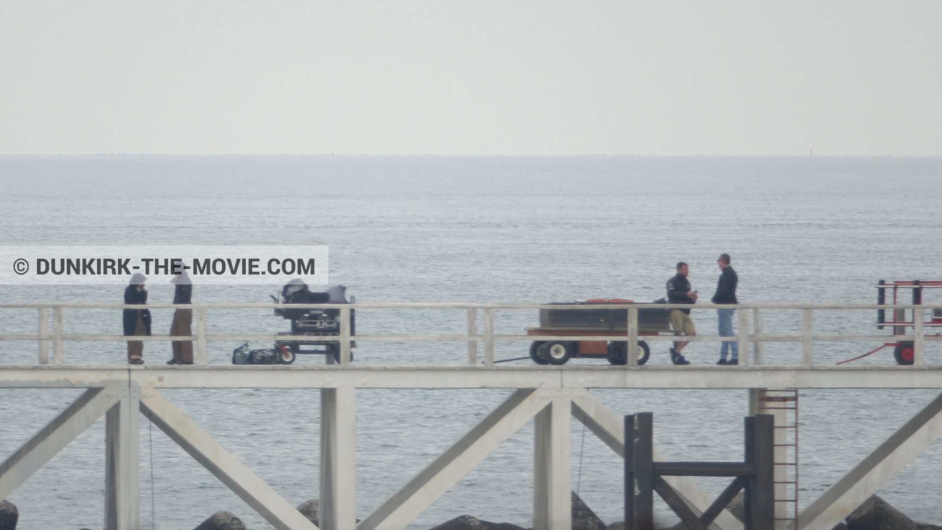 Fotos con muelle del ESTE, equipo técnica,  durante el rodaje de la película Dunkerque de Nolan