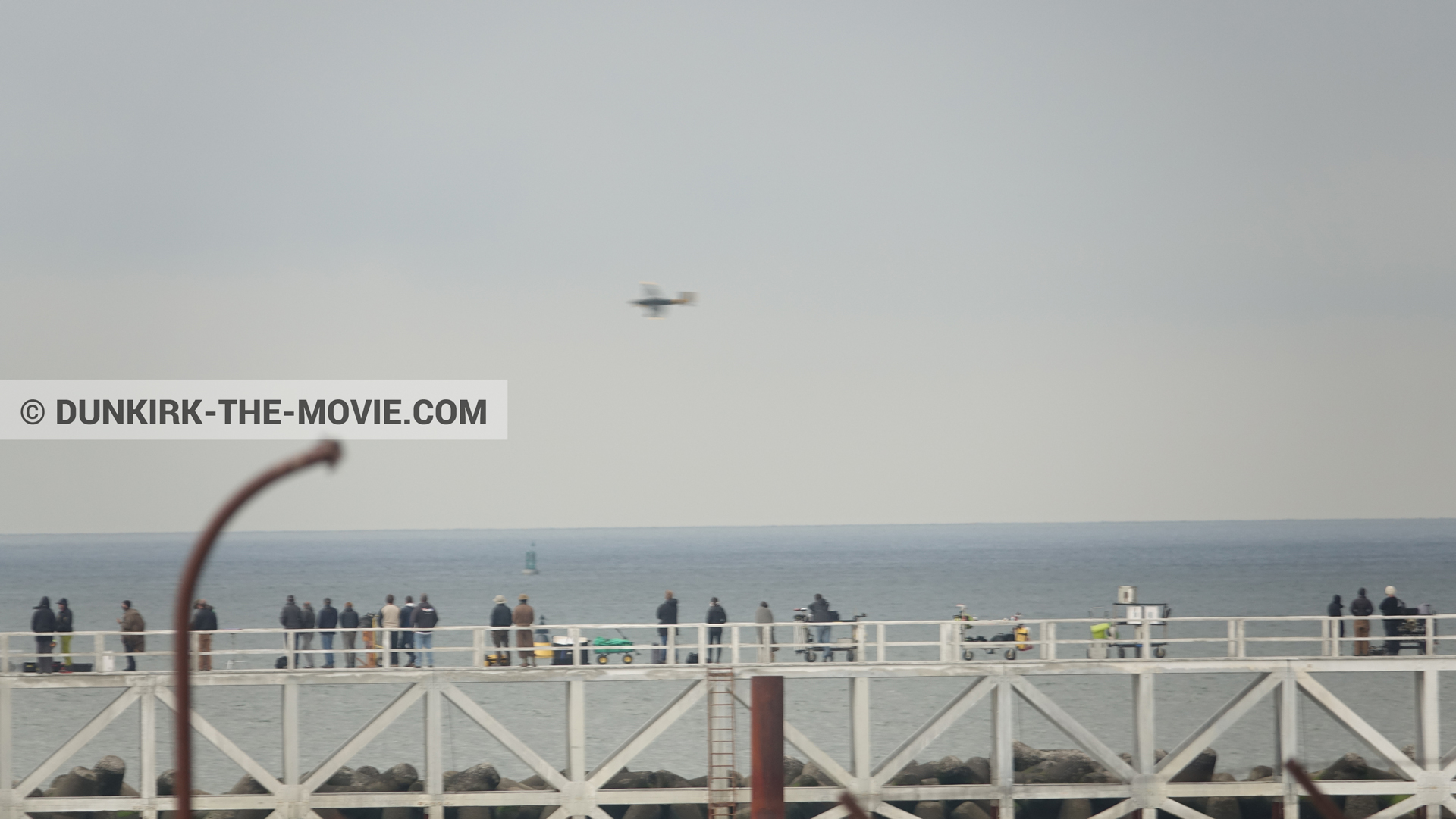 Fotos con avion, muelle del ESTE, equipo técnica,  durante el rodaje de la película Dunkerque de Nolan
