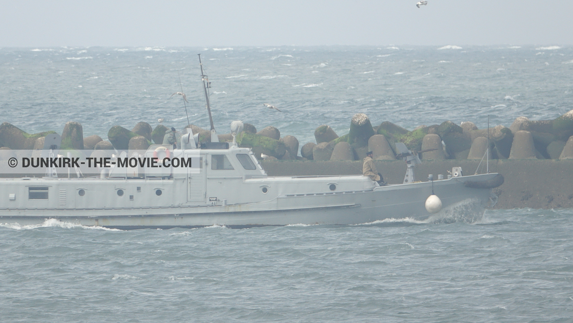 Photo avec bateau, mer agitée,  des dessous du Film Dunkerque de Nolan