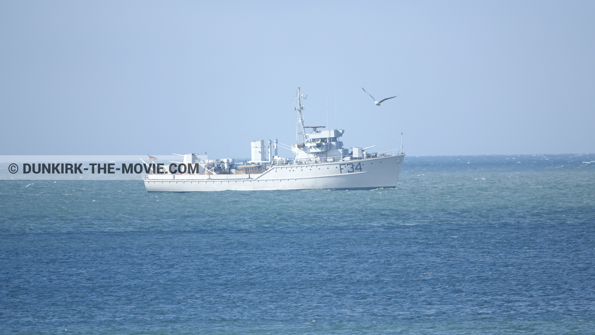 Fotos con cielo azul, F34 - Hr.Ms. Sittard, mares calma,  durante el rodaje de la película Dunkerque de Nolan