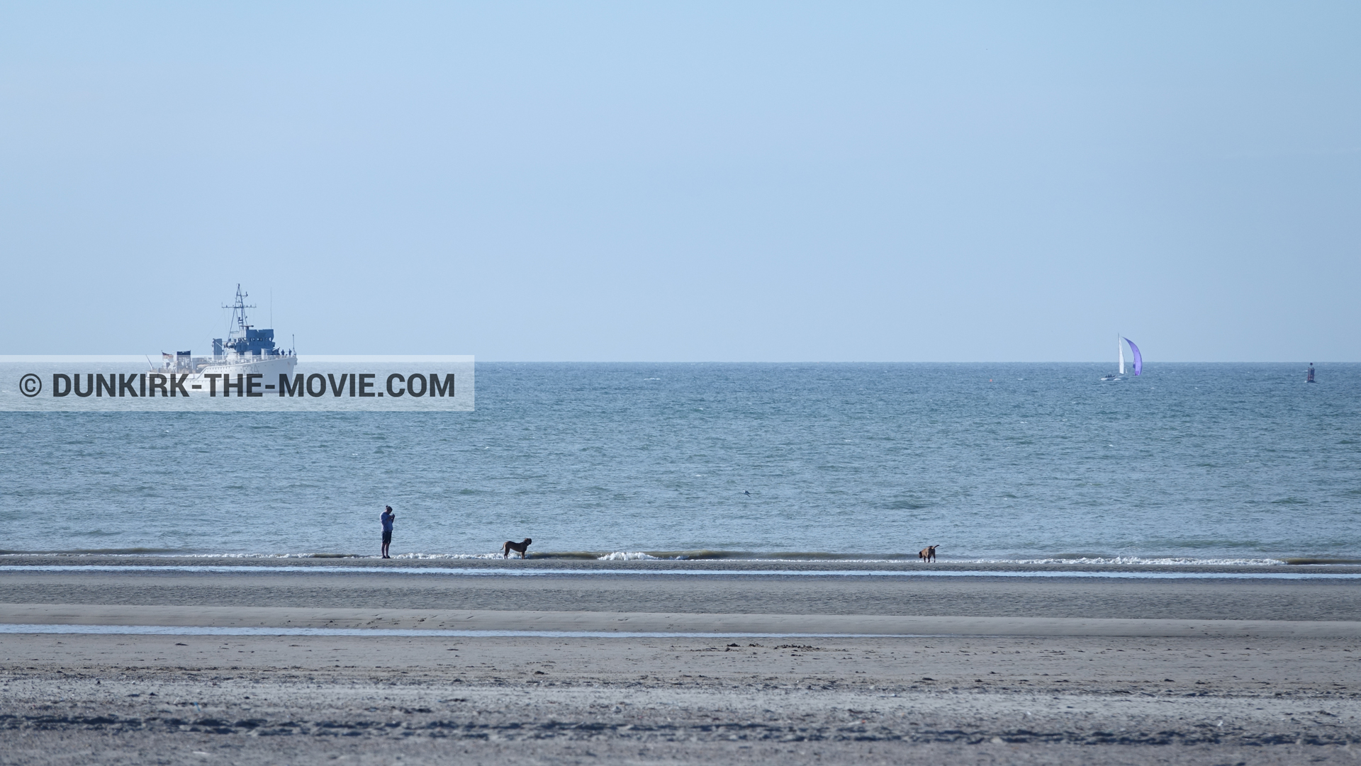 Photo avec ciel bleu, F34 - Hr.Ms. Sittard, mer calme, plage,  des dessous du Film Dunkerque de Nolan