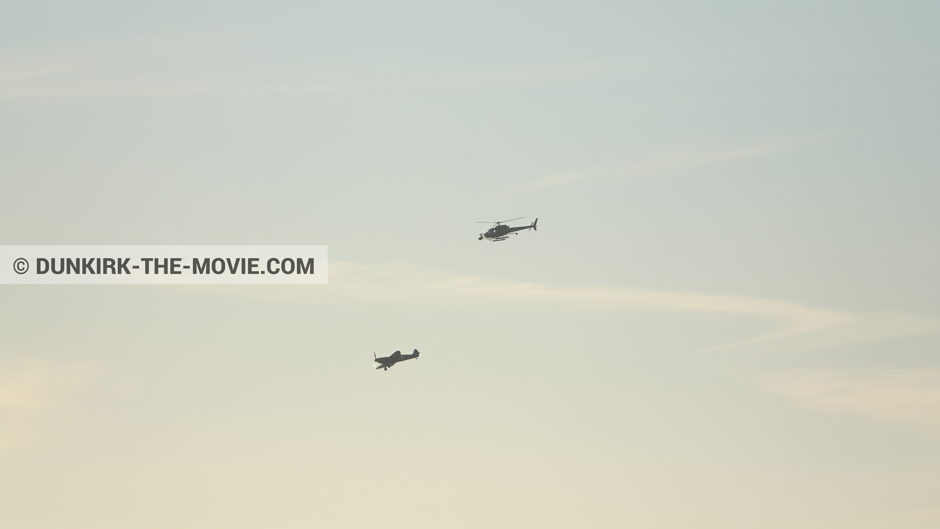 Fotos con avion, cielo anaranjado, cámara helicóptero,  durante el rodaje de la película Dunkerque de Nolan