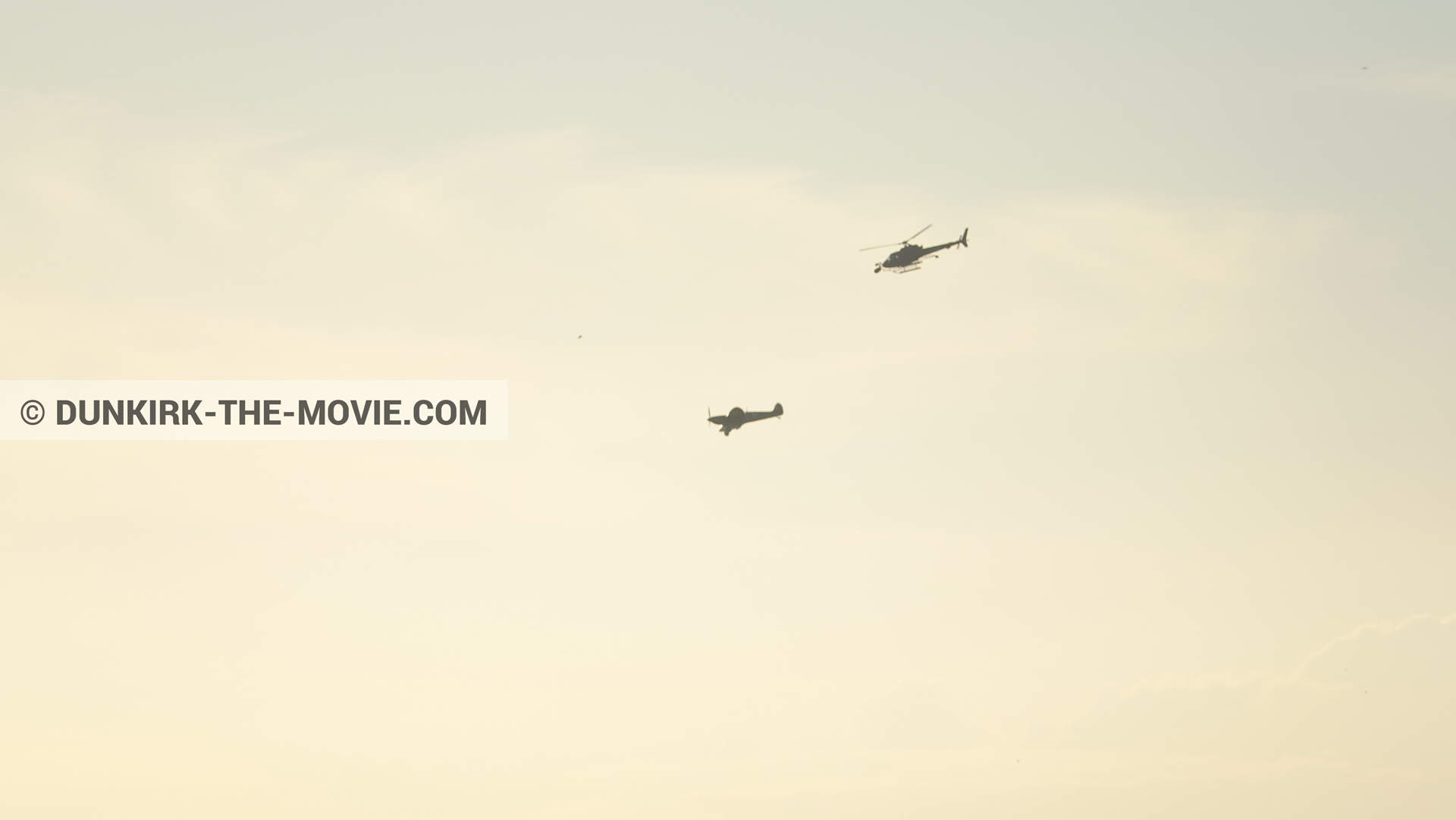 Fotos con avion, cielo anaranjado, cámara helicóptero,  durante el rodaje de la película Dunkerque de Nolan