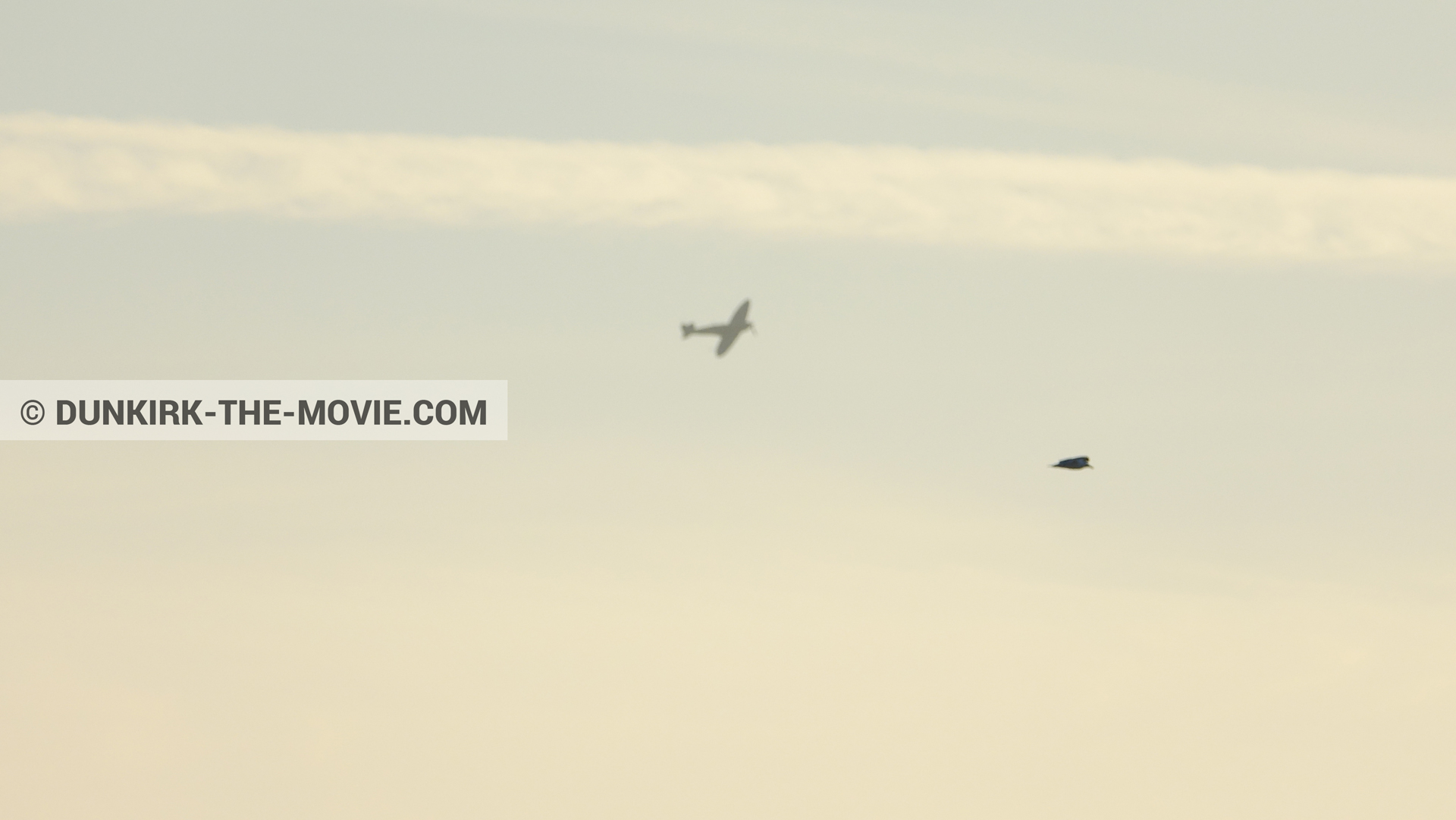 Fotos con avion, cielo anaranjado,  durante el rodaje de la película Dunkerque de Nolan