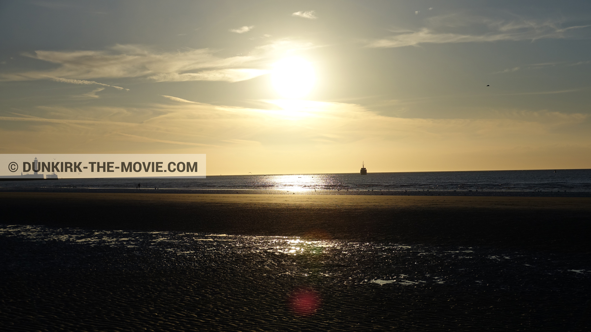Fotos con barco, cielo anaranjado, faro de Saint-Pol-sur-Mer,  durante el rodaje de la película Dunkerque de Nolan