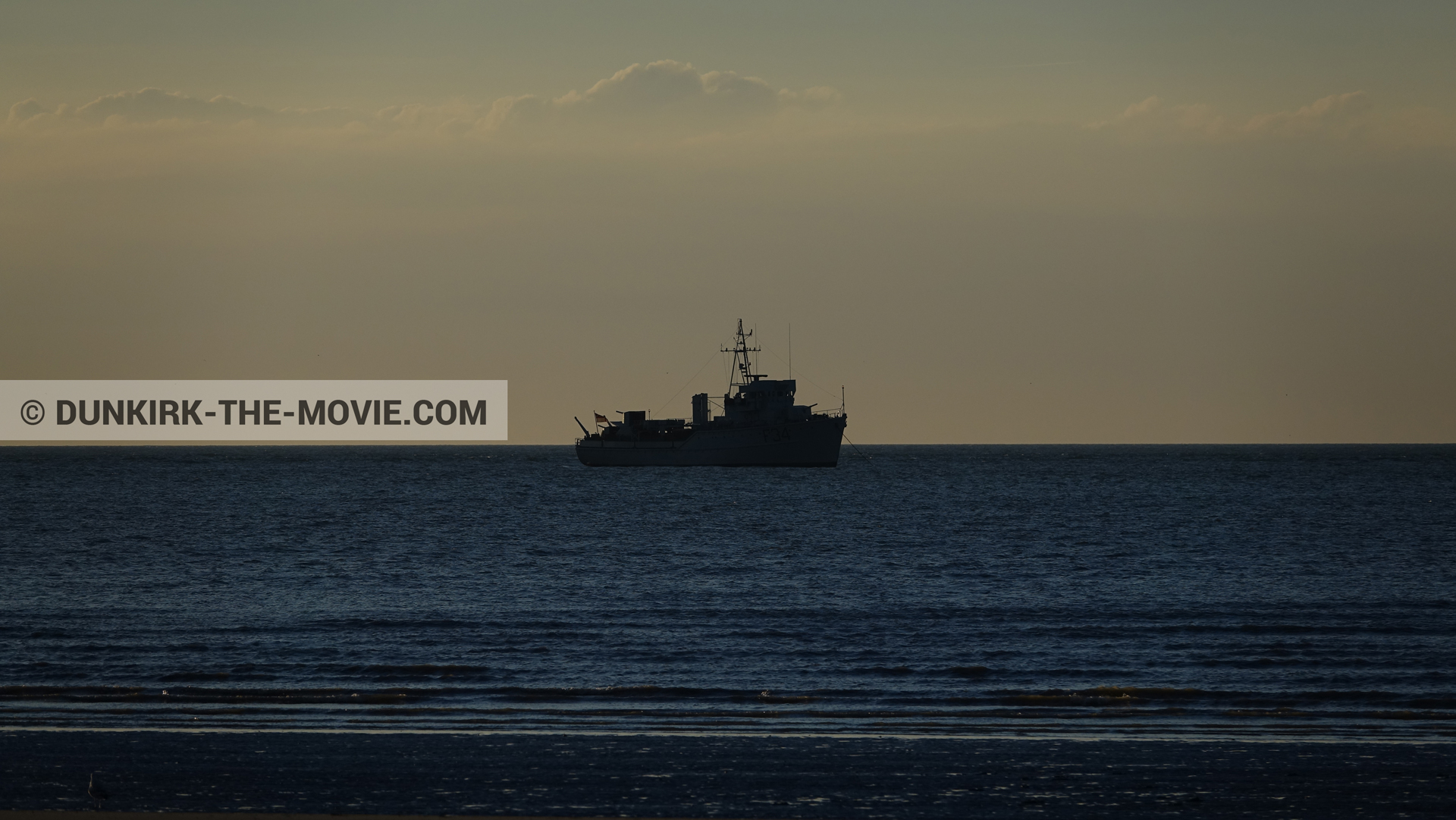 Fotos con barco, cielo anaranjado, mares calma,  durante el rodaje de la película Dunkerque de Nolan