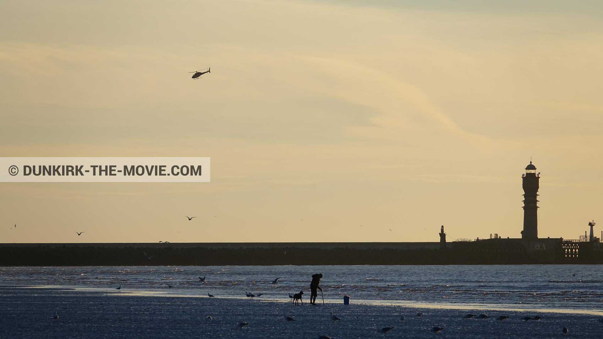 Photo avec ciel orangé, hélicoptère caméra, mer calme,  des dessous du Film Dunkerque de Nolan