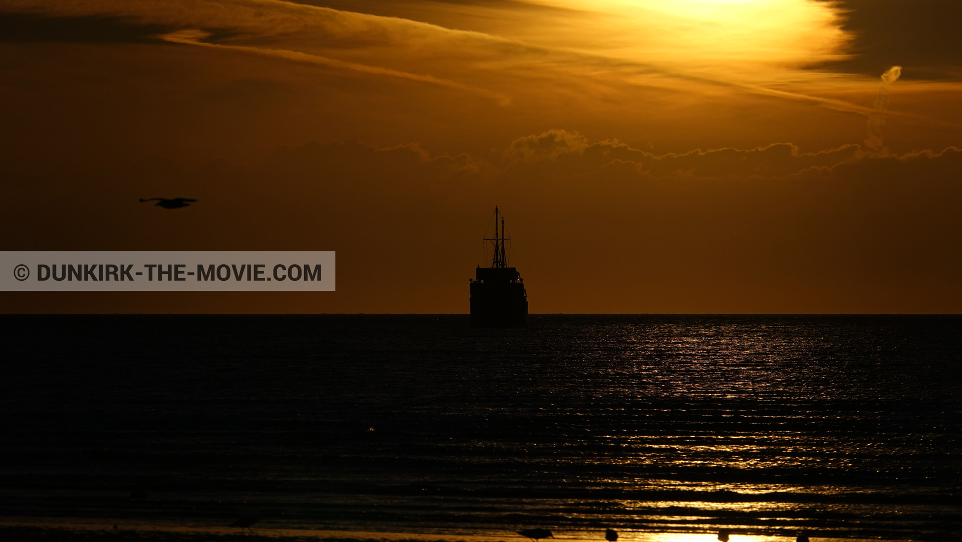 Photo avec bateau, ciel orangé, hélicoptère caméra,  des dessous du Film Dunkerque de Nolan