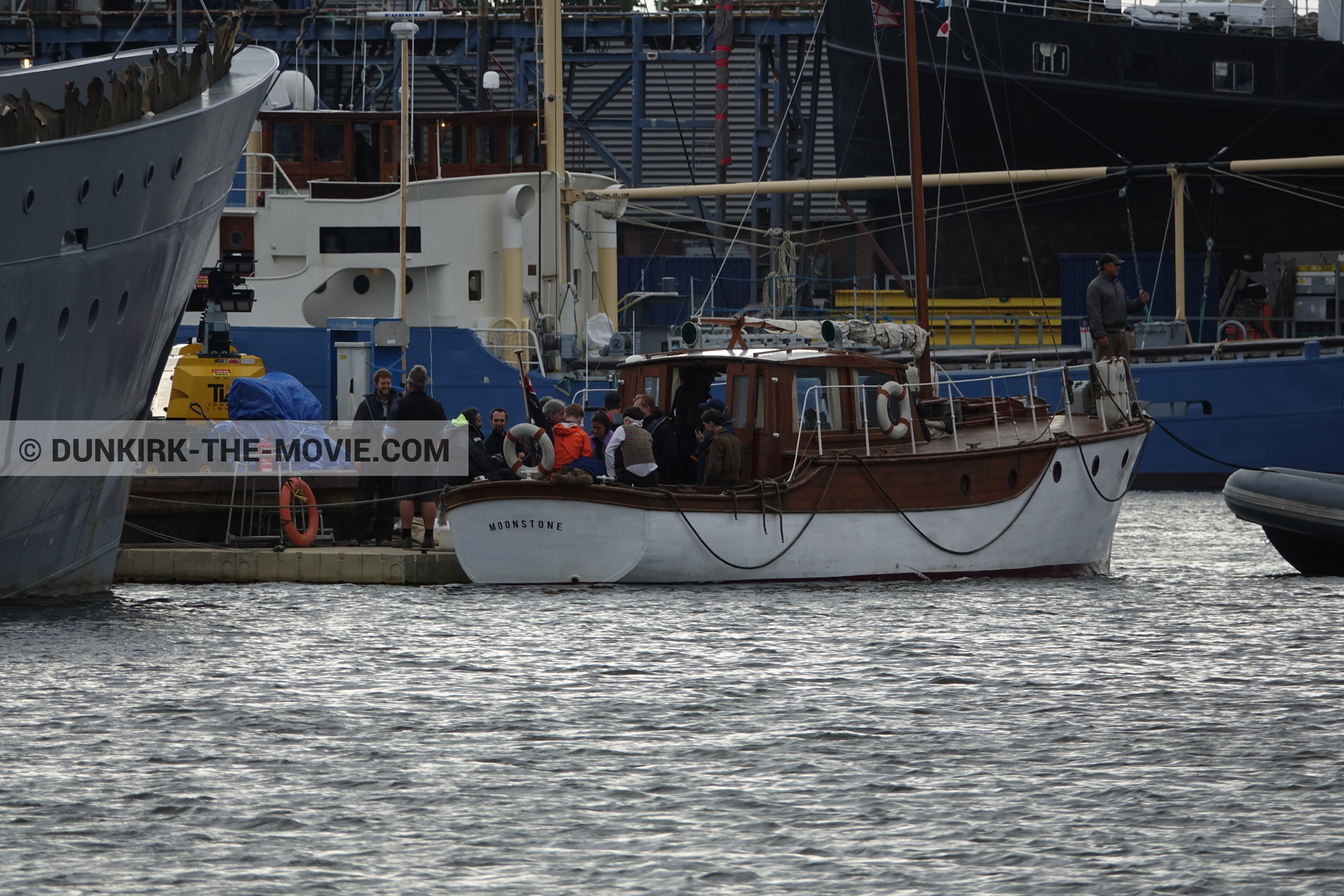 Fotos con actor, barco, equipo técnica, Moonstone,  durante el rodaje de la película Dunkerque de Nolan