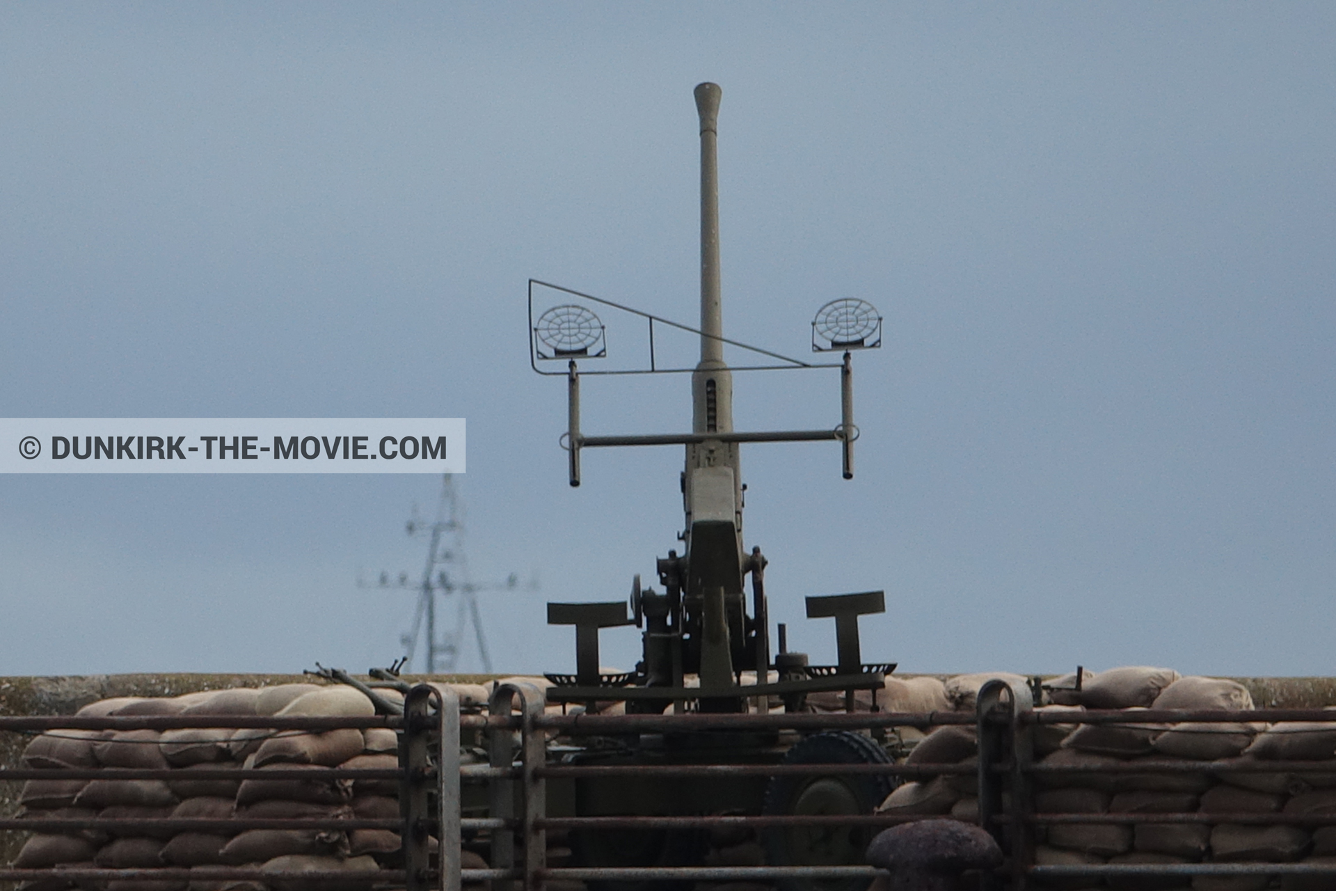Fotos con cañón, cielo azul, muelle del ESTE,  durante el rodaje de la película Dunkerque de Nolan