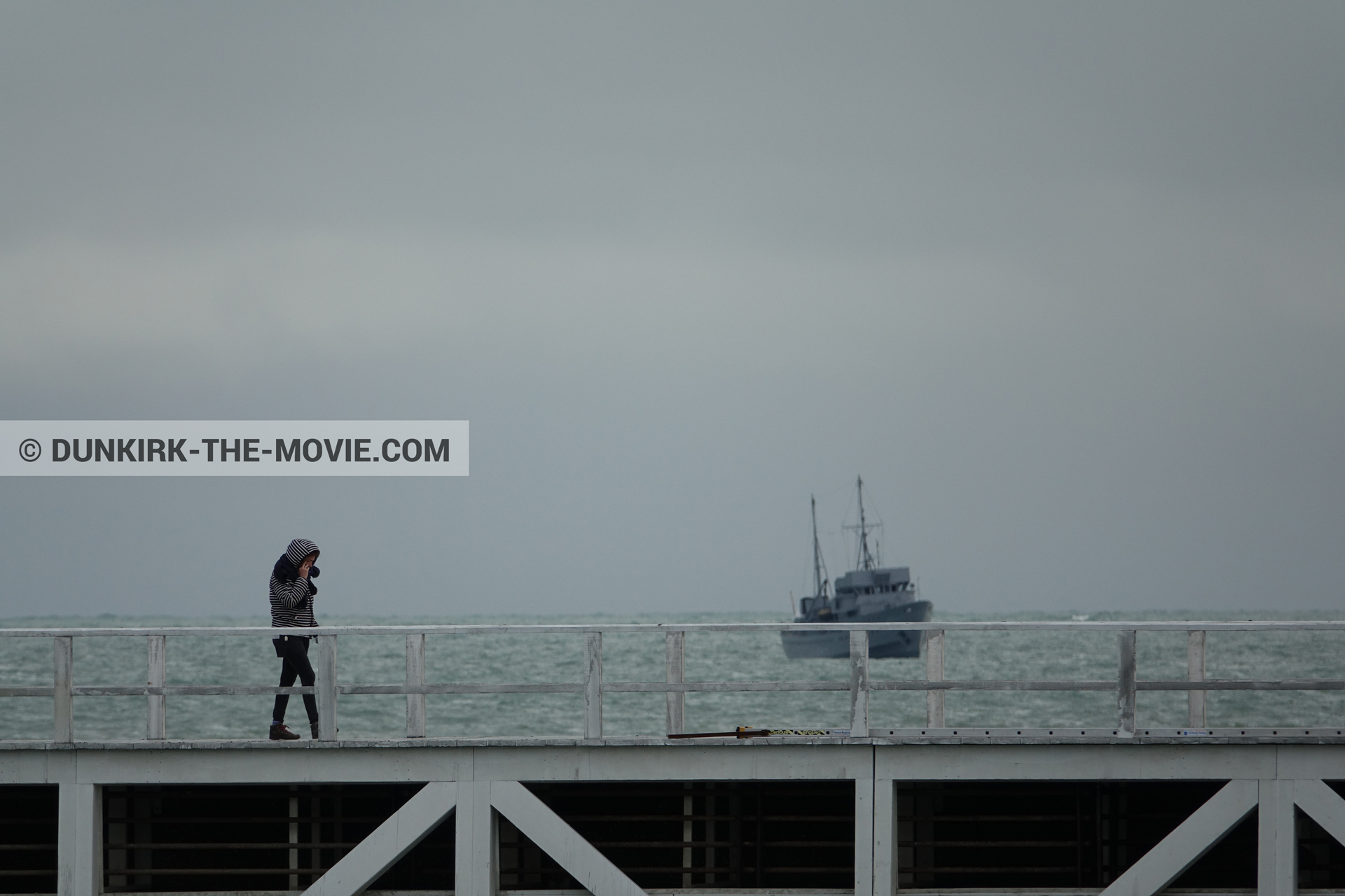 Photo avec bateau, ciel gris, jetée EST, équipe technique,  des dessous du Film Dunkerque de Nolan