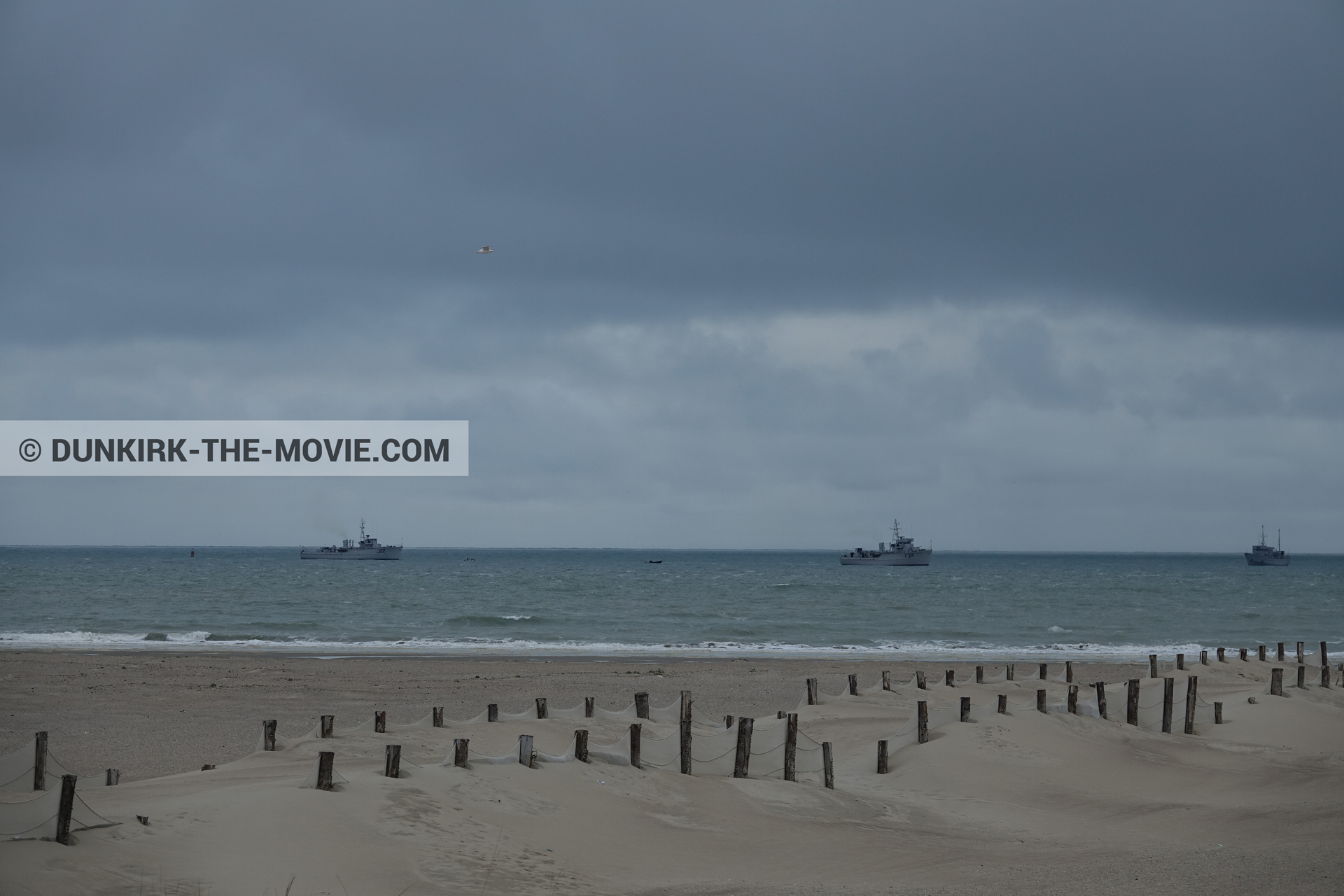 Fotos con barco, cielo gris, Malo les Bains, mares calma, playa,  durante el rodaje de la película Dunkerque de Nolan