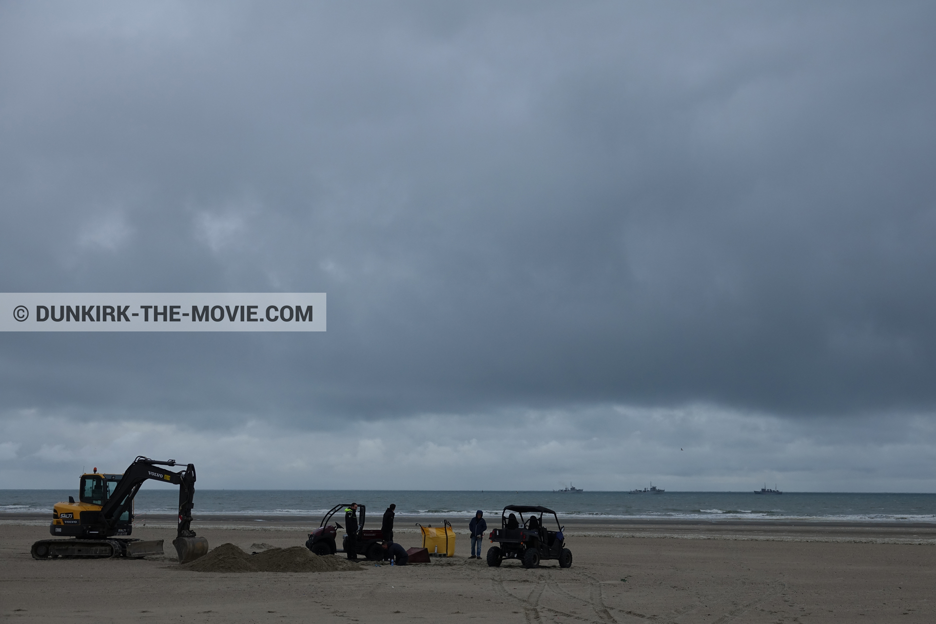 Picture with cloudy sky, beach, technical team,  from behind the scene of the Dunkirk movie by Nolan