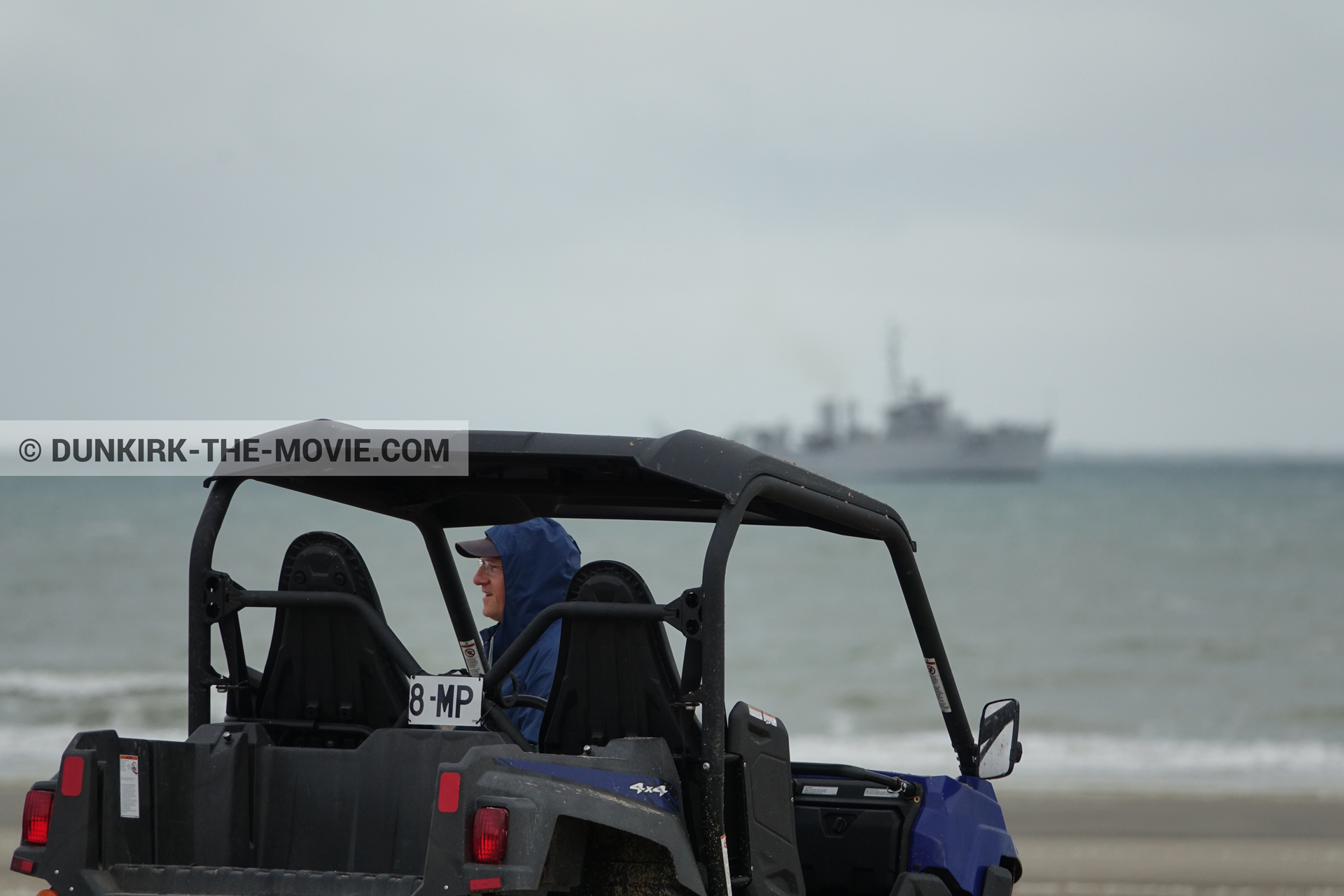 Photo avec bateau, plage, équipe technique,  des dessous du Film Dunkerque de Nolan