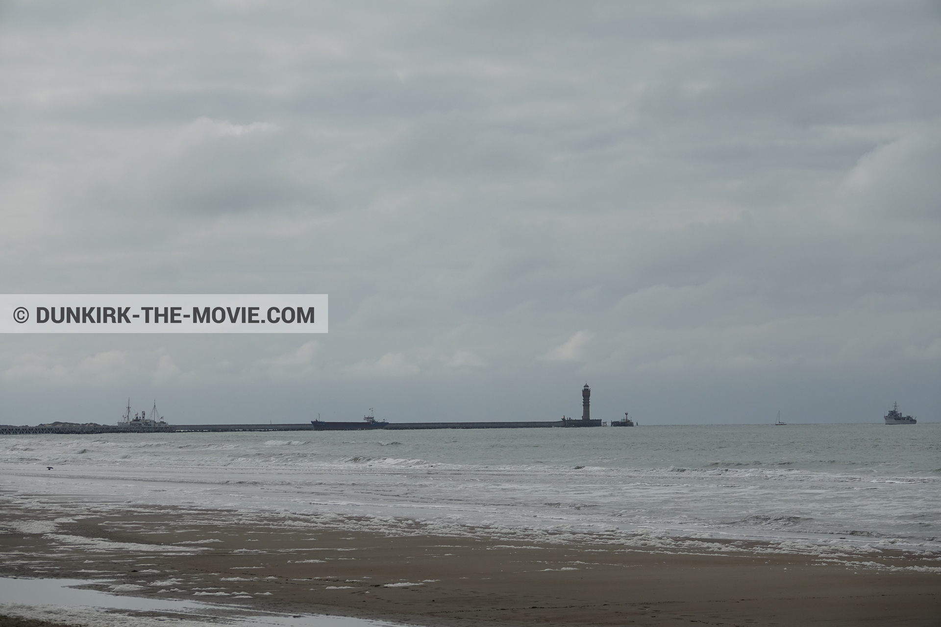 Photo avec bateau, ciel nuageux, Malo les Bains, phare de St Pol sur Mer, plage,  des dessous du Film Dunkerque de Nolan