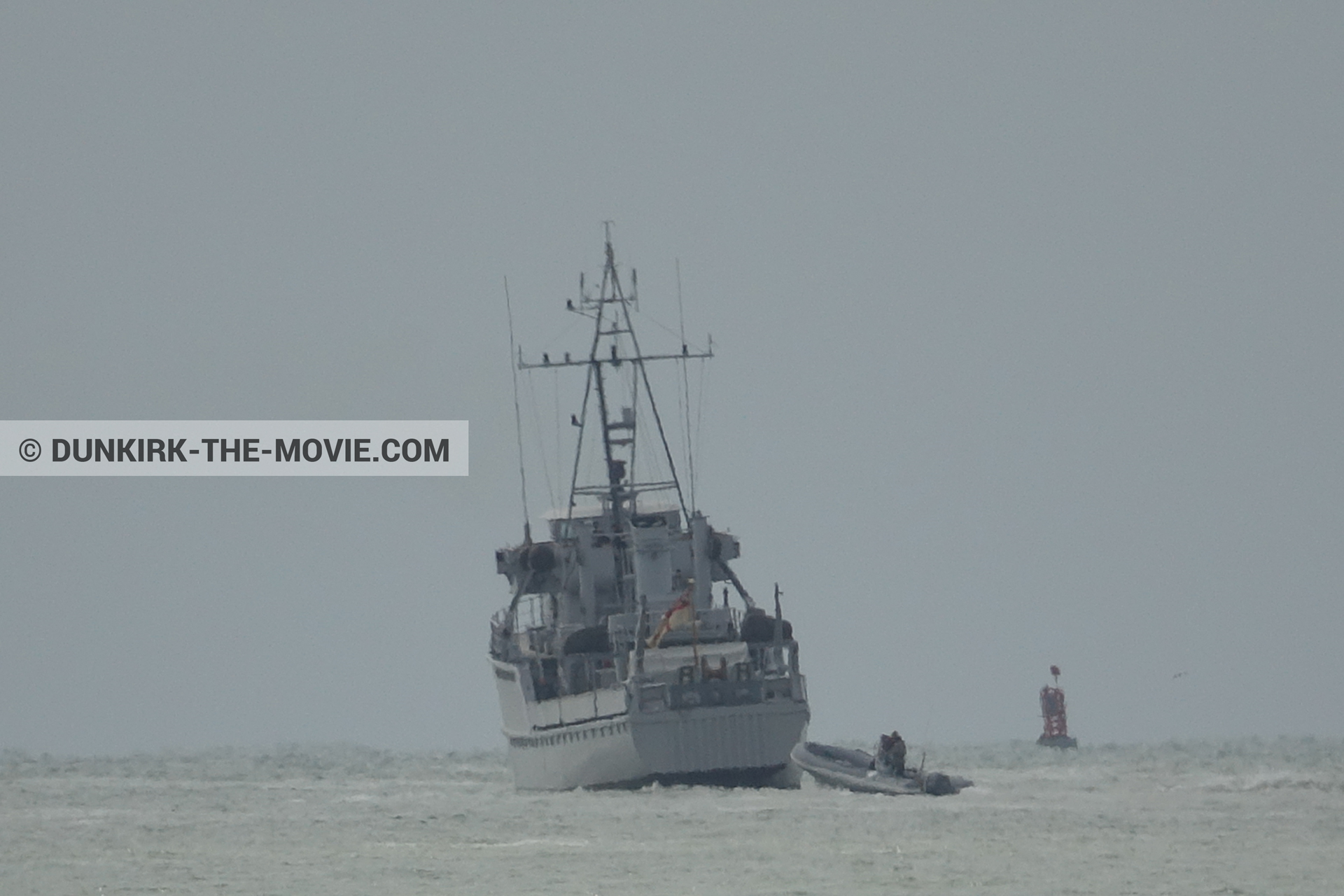 Fotos con barco, cielo gris, H32 - Hr.Ms. Sittard, mares agitados,  durante el rodaje de la película Dunkerque de Nolan