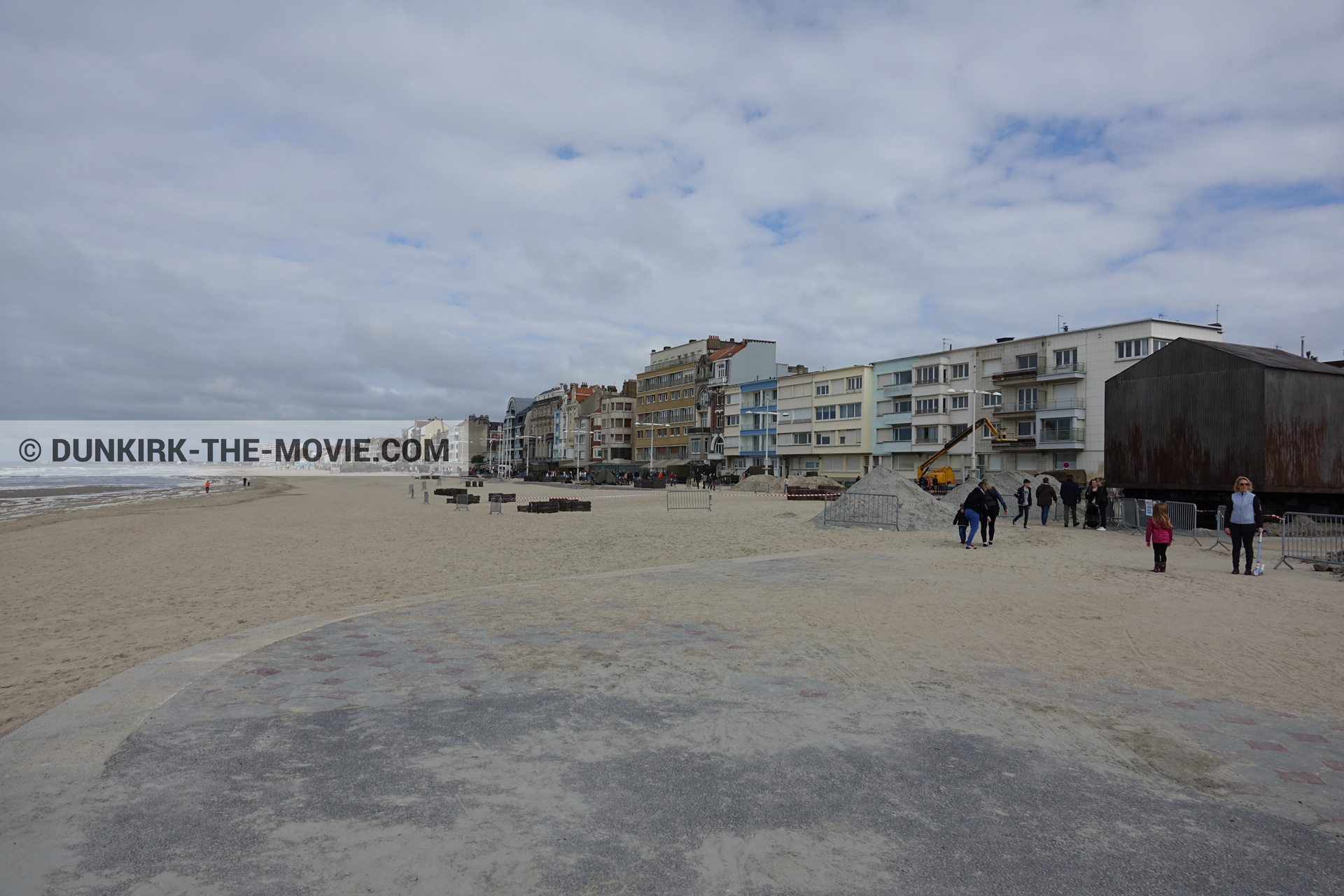 Fotos con cielo nublado, decoración, Malo les Bains, playa,  durante el rodaje de la película Dunkerque de Nolan