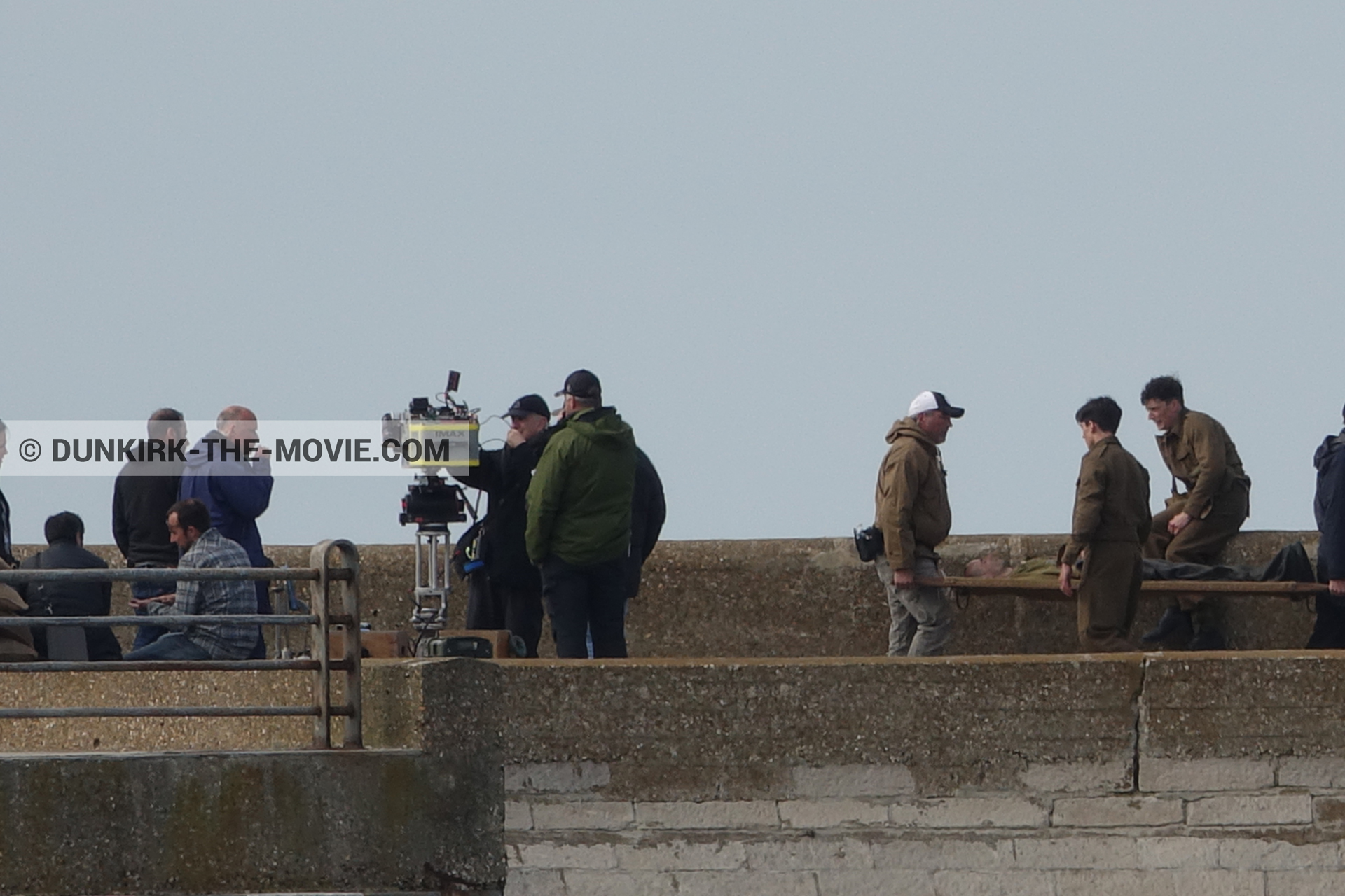 Photo avec caméra IMAX, figurants, jetée EST, équipe technique,  des dessous du Film Dunkerque de Nolan