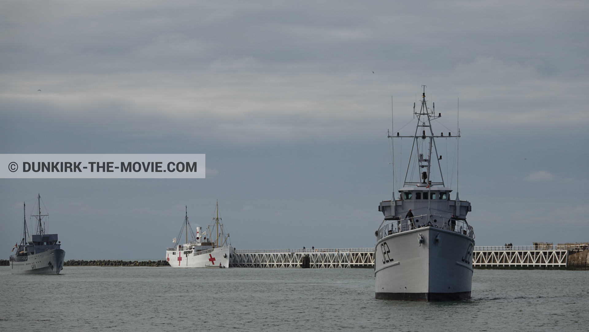 Photo avec bateau, ciel nuageux, H11 - MLV Castor, J22 -Hr.Ms. Naaldwijk, jetée EST, mer calme, M/S Rogaland,  des dessous du Film Dunkerque de Nolan