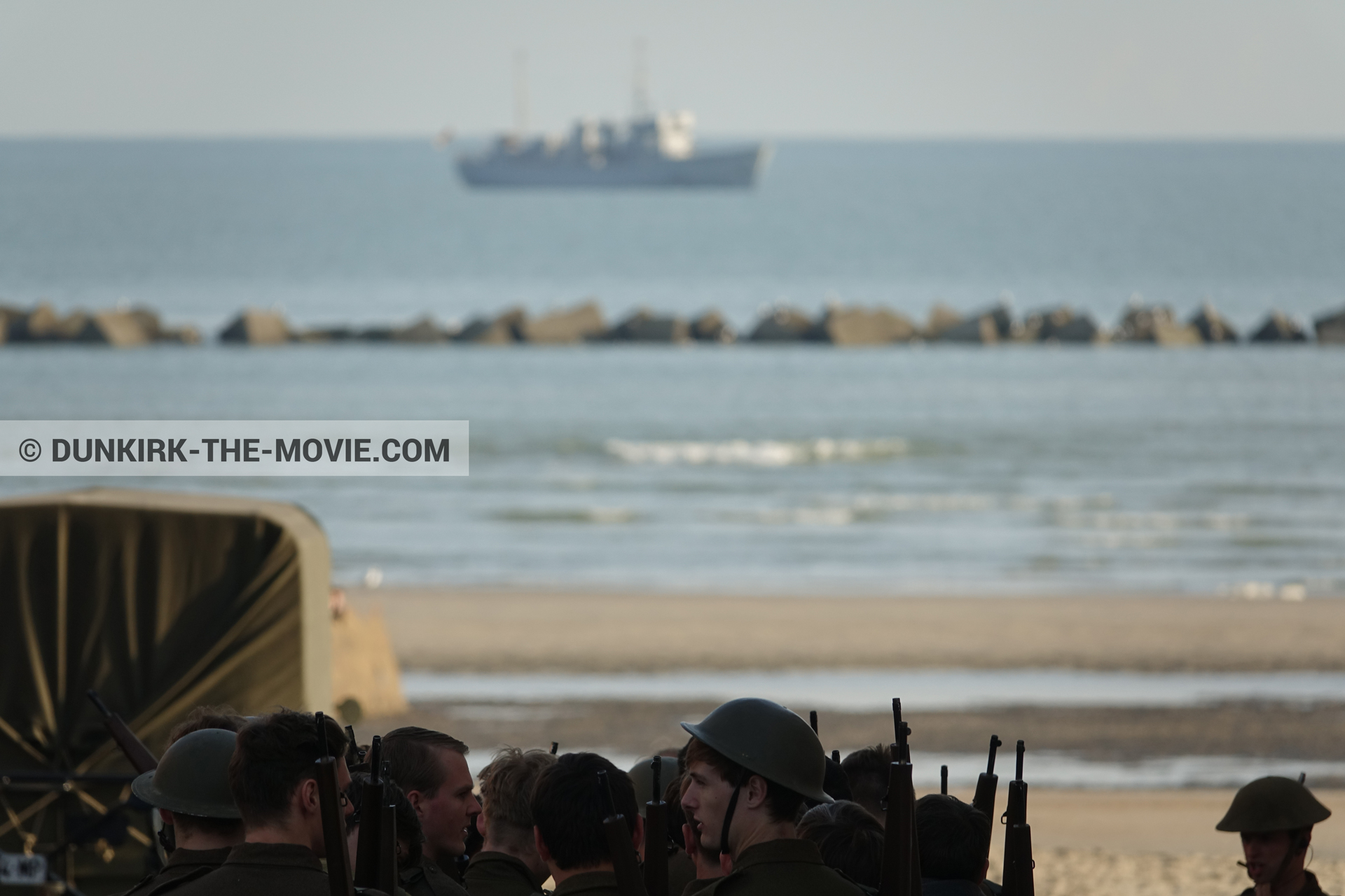 Photo avec bateau, camion, figurants, H11 - MLV Castor, plage,  des dessous du Film Dunkerque de Nolan