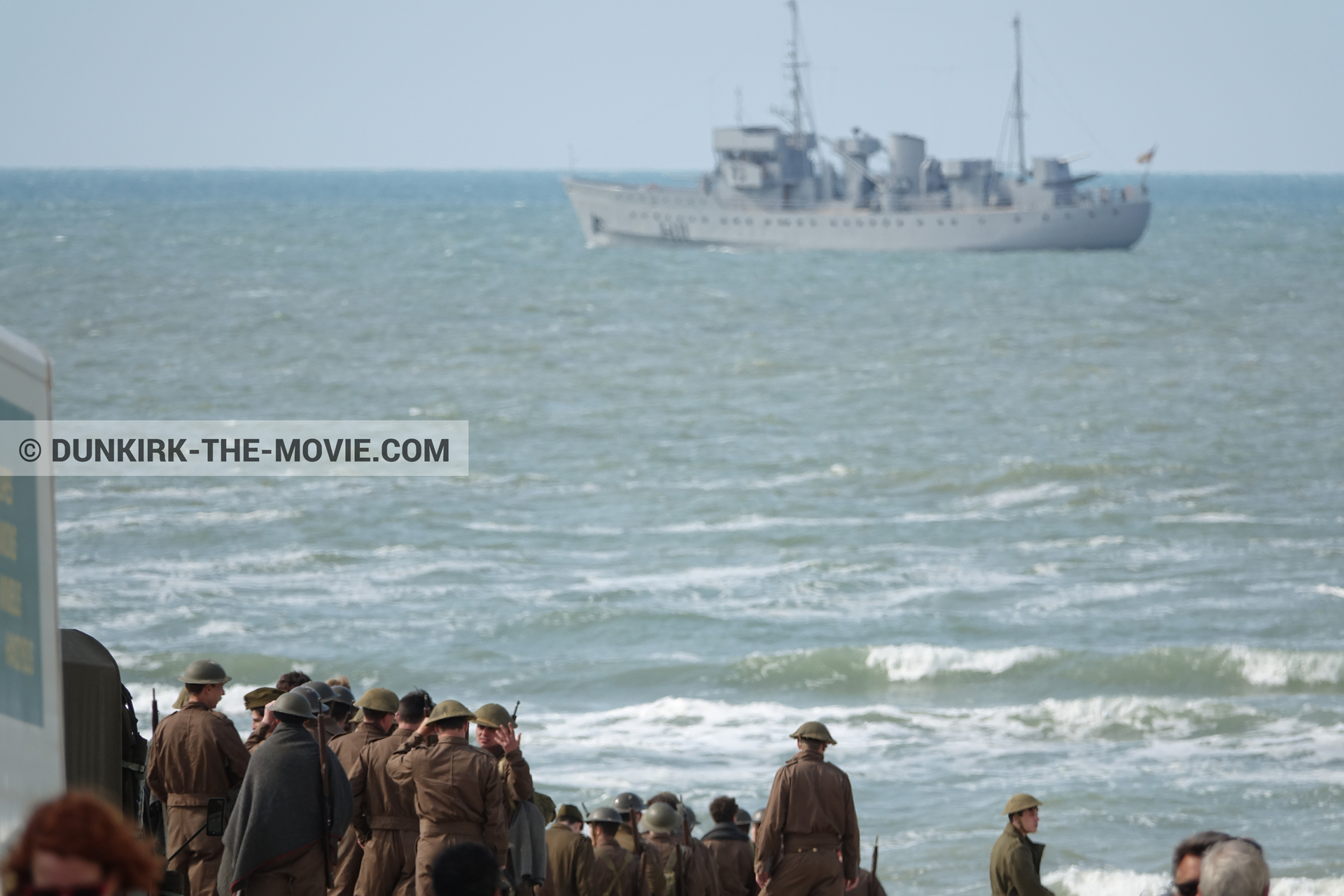Fotos con barco, extras, mares agitados,  durante el rodaje de la película Dunkerque de Nolan