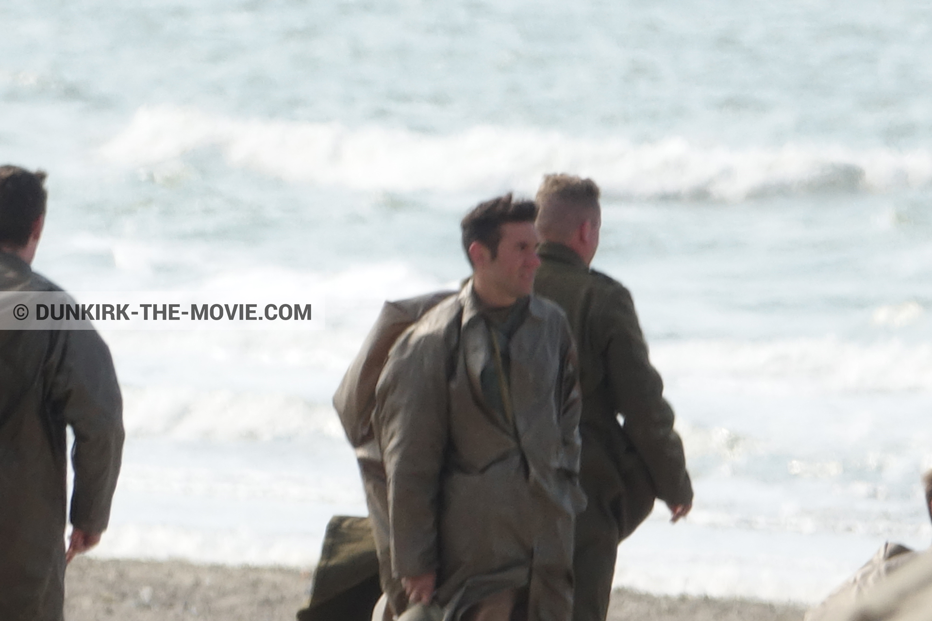 Photo avec figurants, mer agitée, plage,  des dessous du Film Dunkerque de Nolan