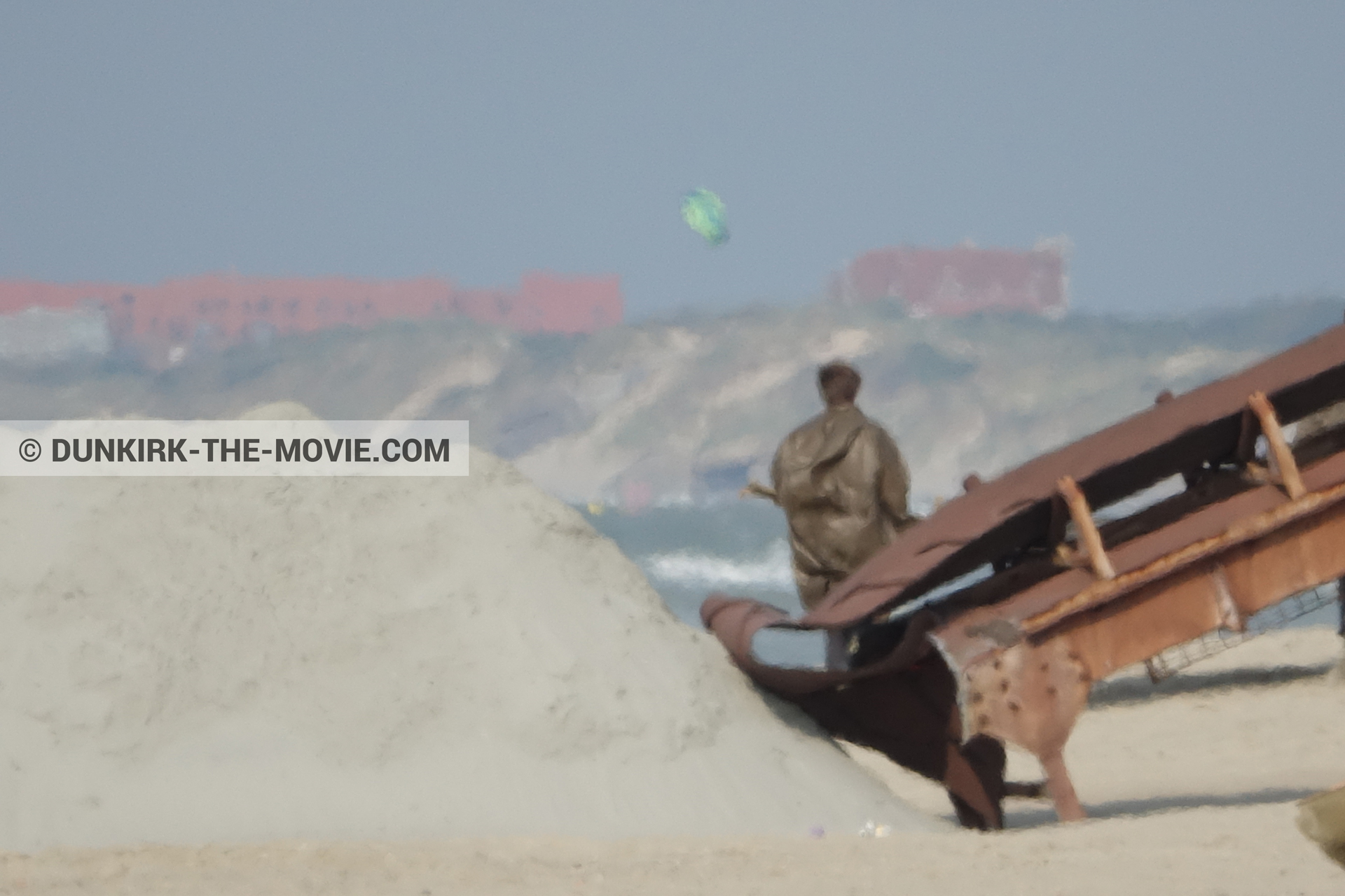 Fotos con decoración, extras, playa,  durante el rodaje de la película Dunkerque de Nolan