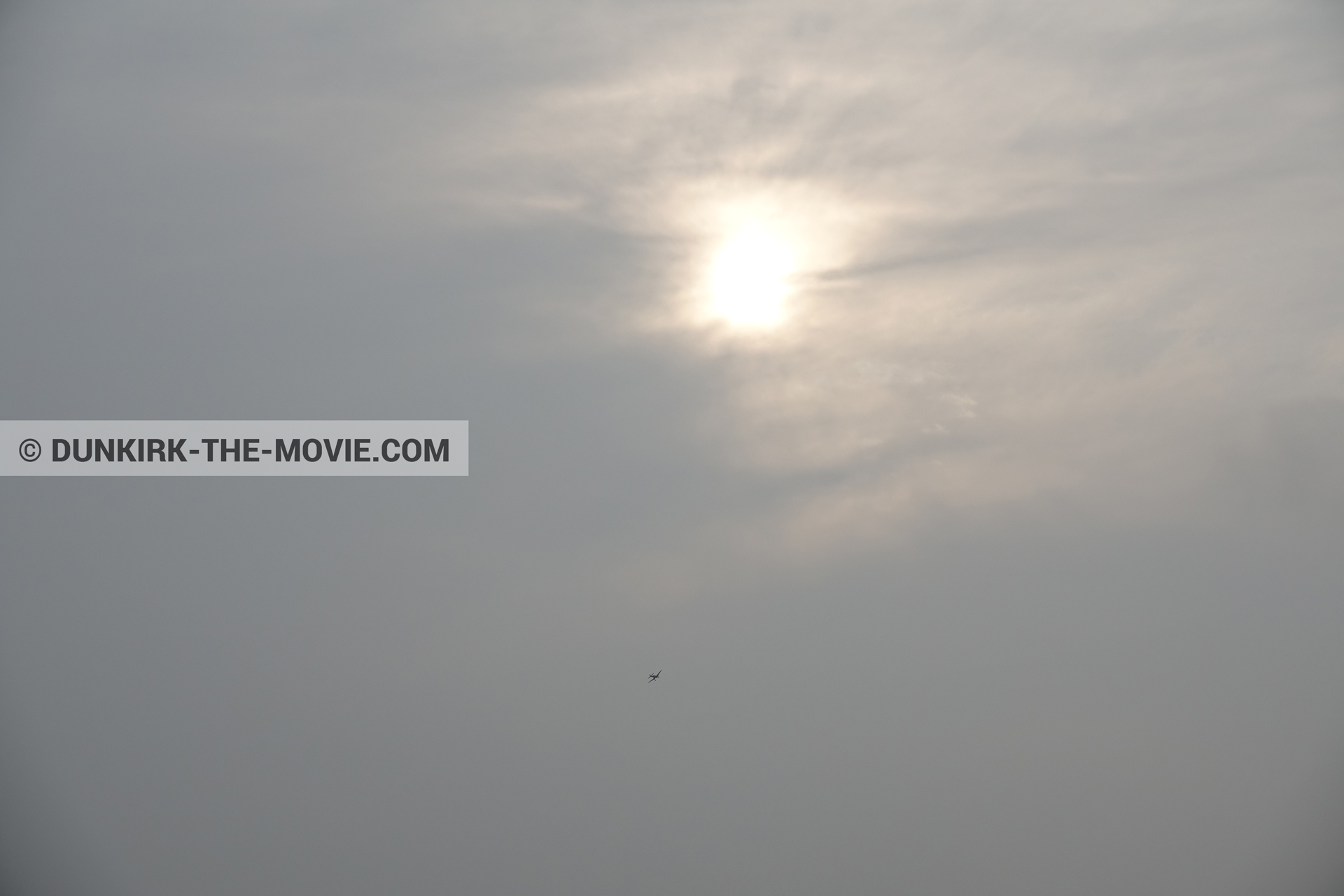 Photo avec avion, ciel gris,  des dessous du Film Dunkerque de Nolan
