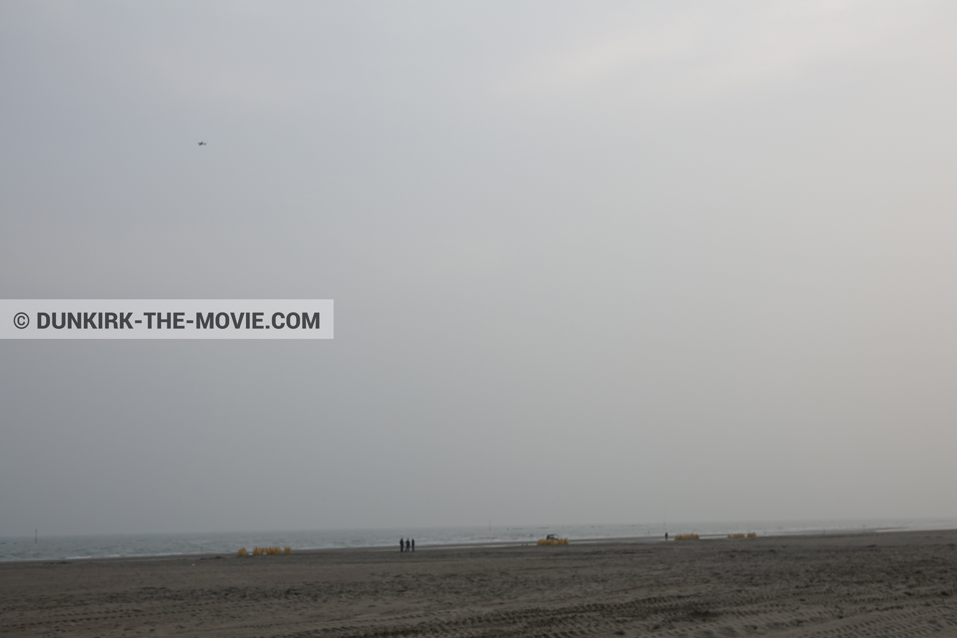 Fotos con avion, cielo gris, playa,  durante el rodaje de la película Dunkerque de Nolan