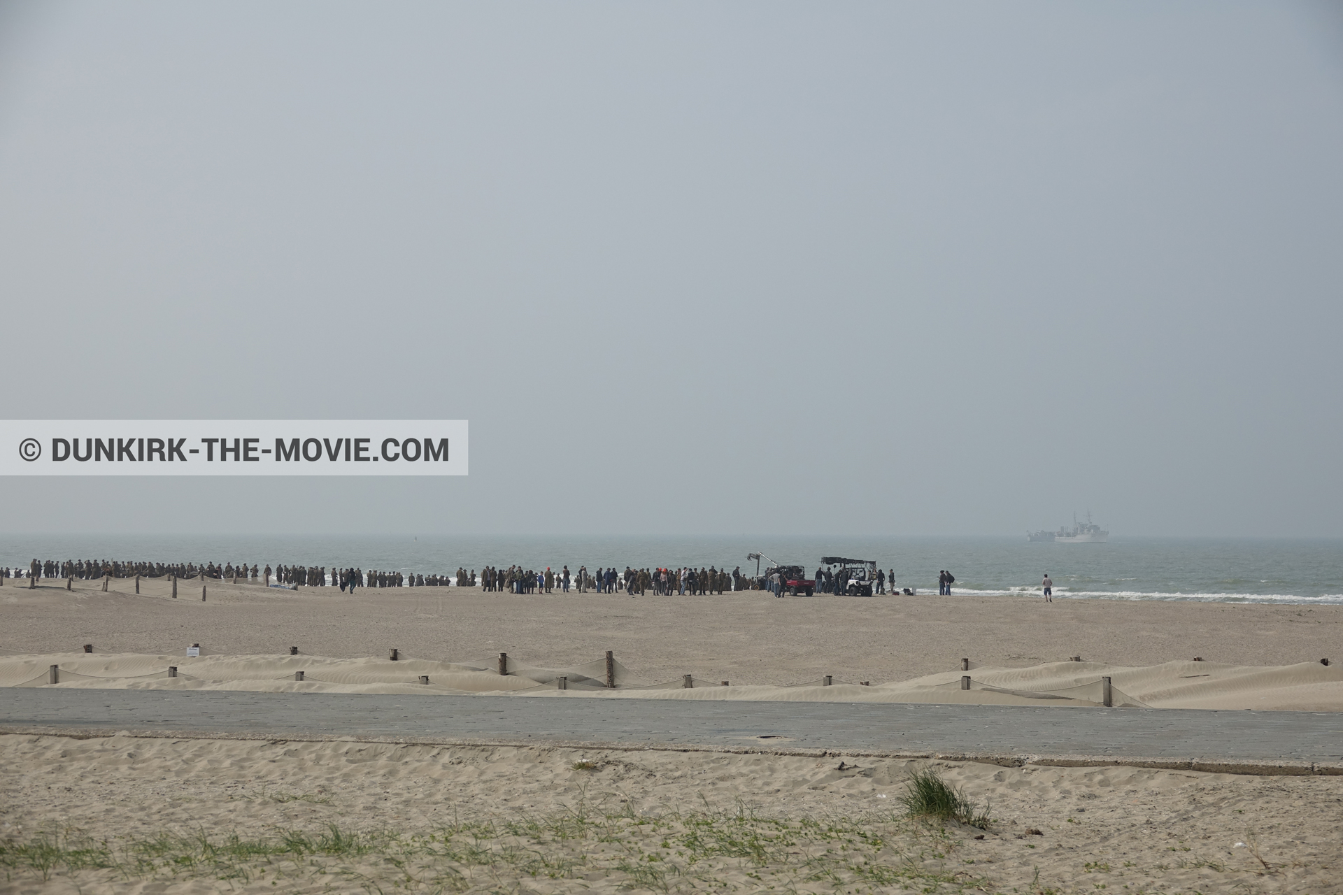 Photo avec ciel gris, figurants, plage,  des dessous du Film Dunkerque de Nolan