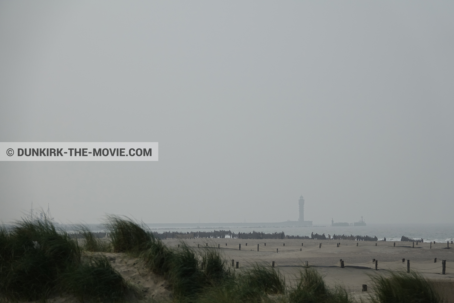 Fotos con cielo gris, faro de Saint-Pol-sur-Mer, playa,  durante el rodaje de la película Dunkerque de Nolan