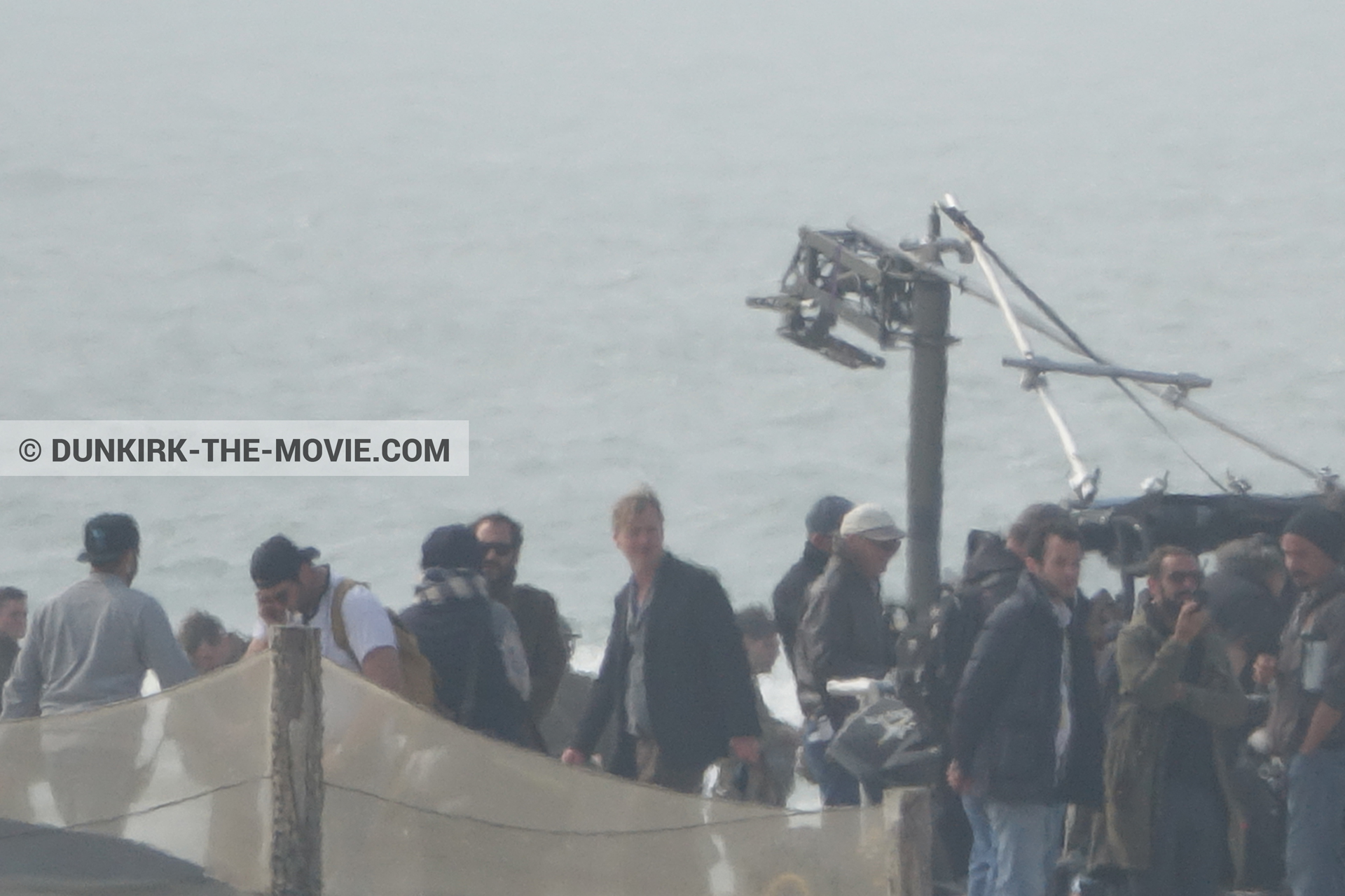 Photo avec figurants, Christopher Nolan, plage, équipe technique,  des dessous du Film Dunkerque de Nolan