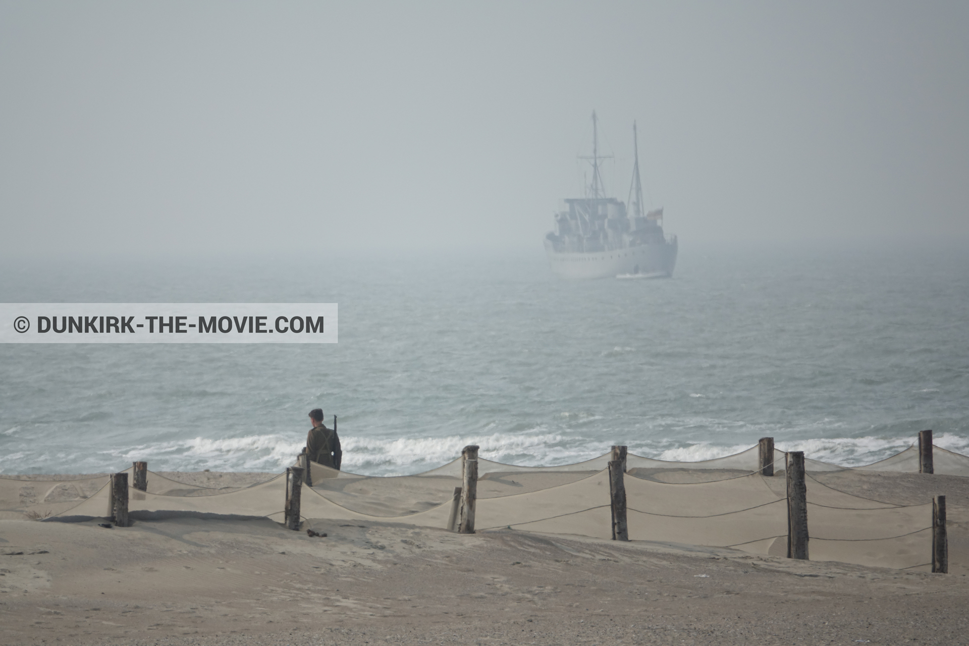 Photo avec bateau, ciel gris, figurants, mer agitée, plage,  des dessous du Film Dunkerque de Nolan