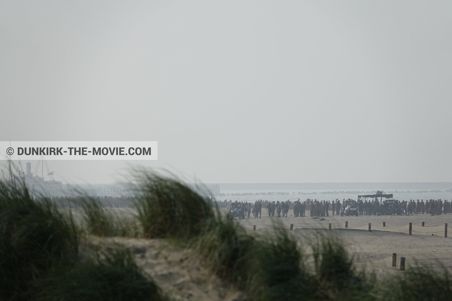 Fotos con extras, playa, equipo técnica,  durante el rodaje de la película Dunkerque de Nolan