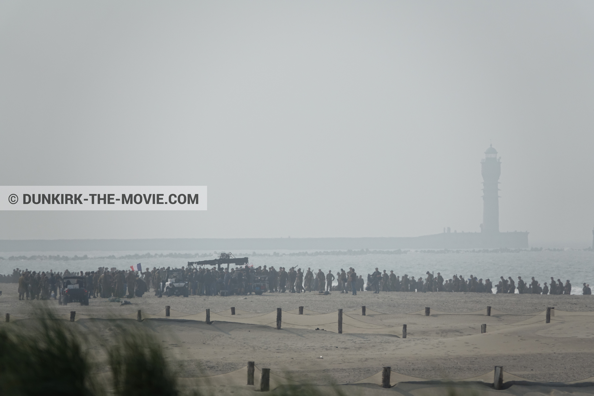 Fotos con extras, faro de Saint-Pol-sur-Mer, playa, equipo técnica,  durante el rodaje de la película Dunkerque de Nolan