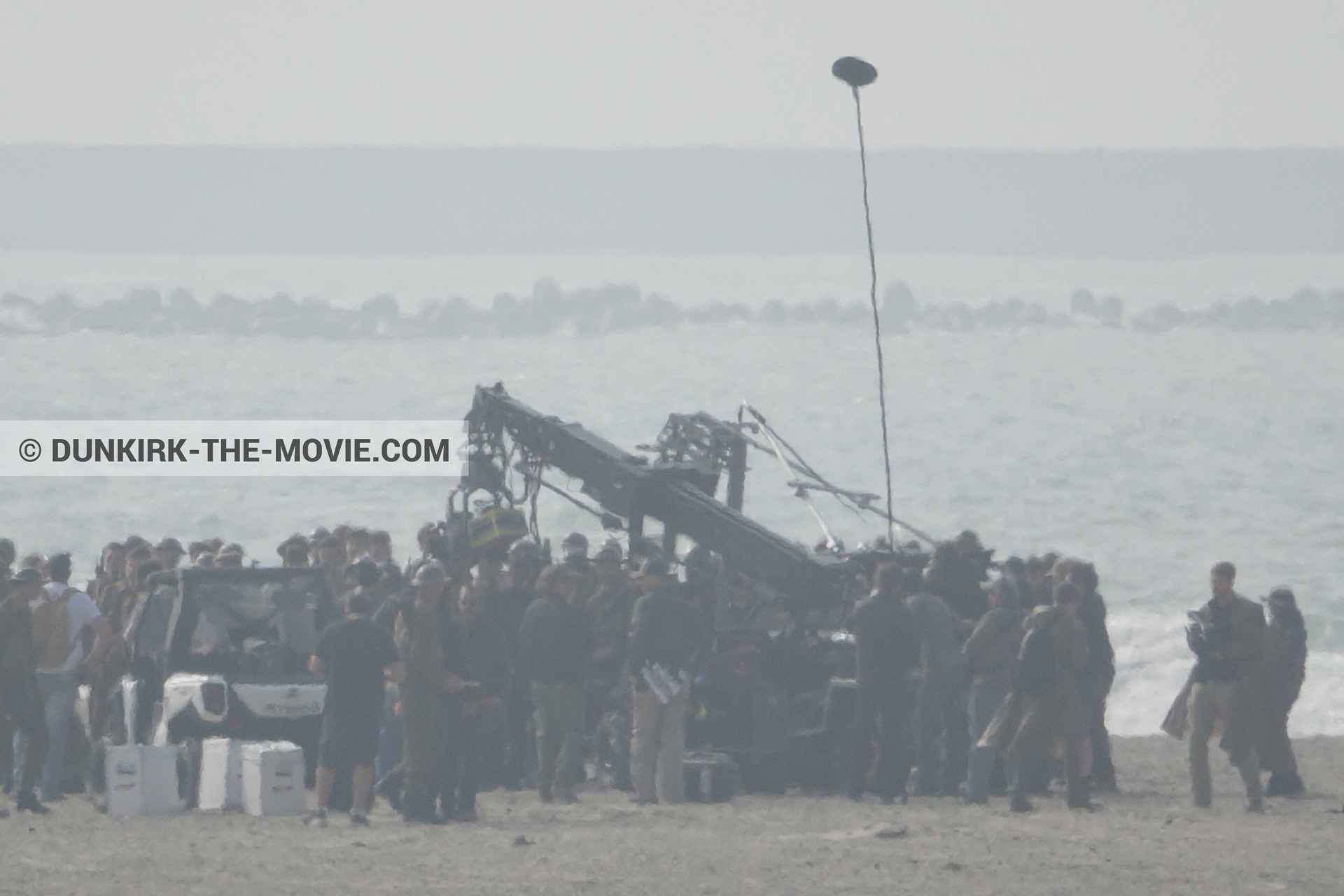 Picture with supernumeraries, beach, technical team,  from behind the scene of the Dunkirk movie by Nolan