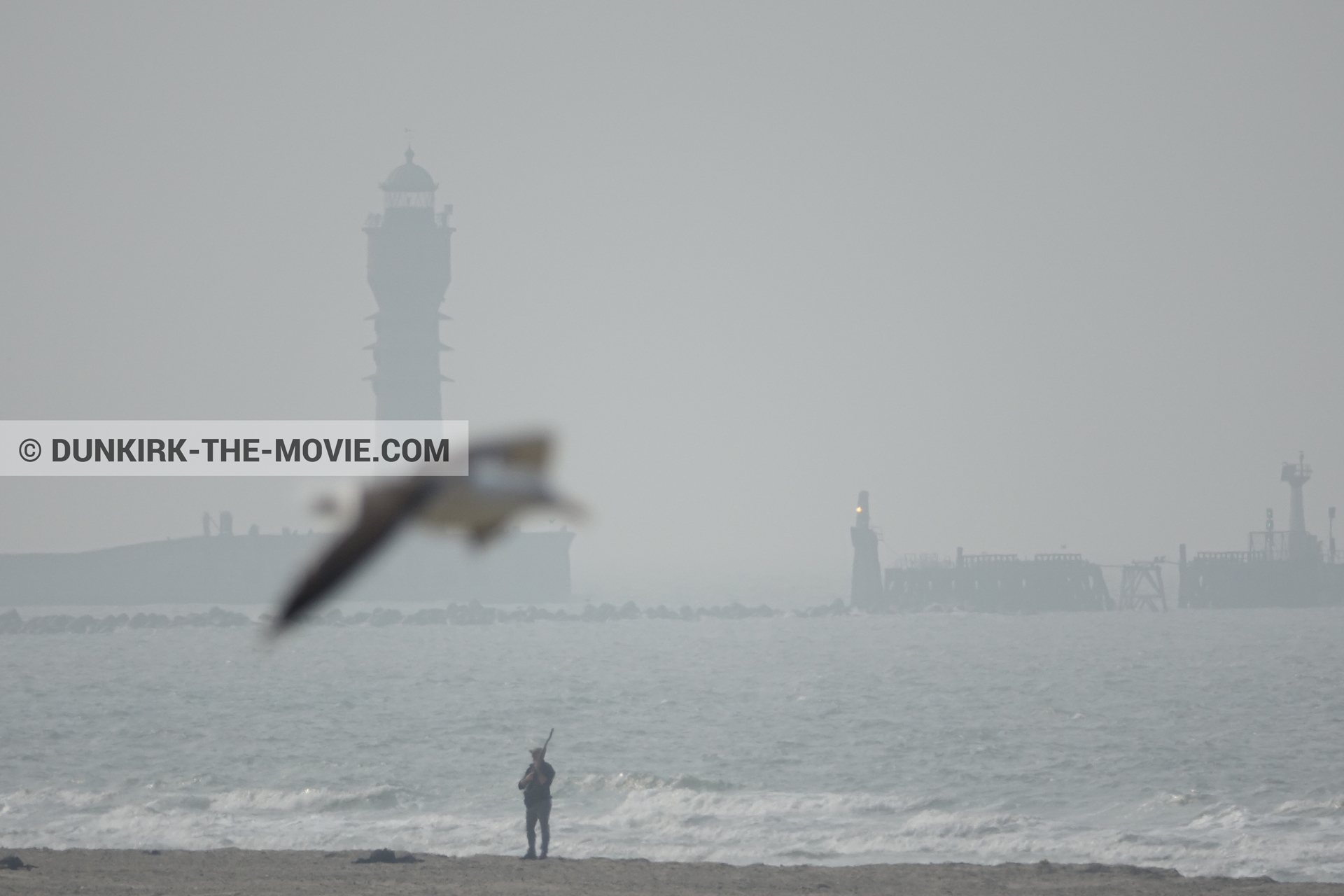 Photo avec ciel gris, figurants, phare de St Pol sur Mer, plage,  des dessous du Film Dunkerque de Nolan