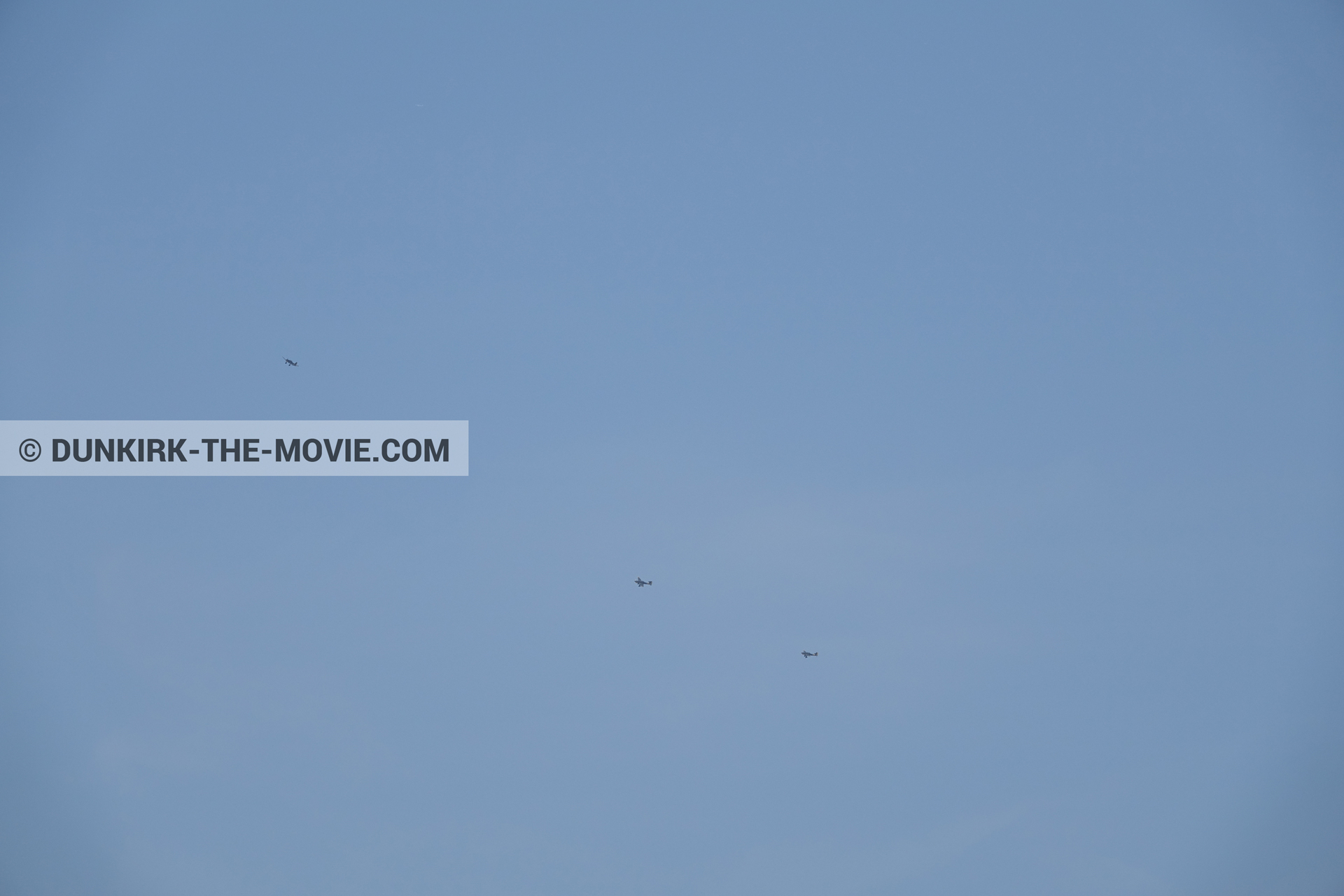 Fotos con avion, cielo azul,  durante el rodaje de la película Dunkerque de Nolan