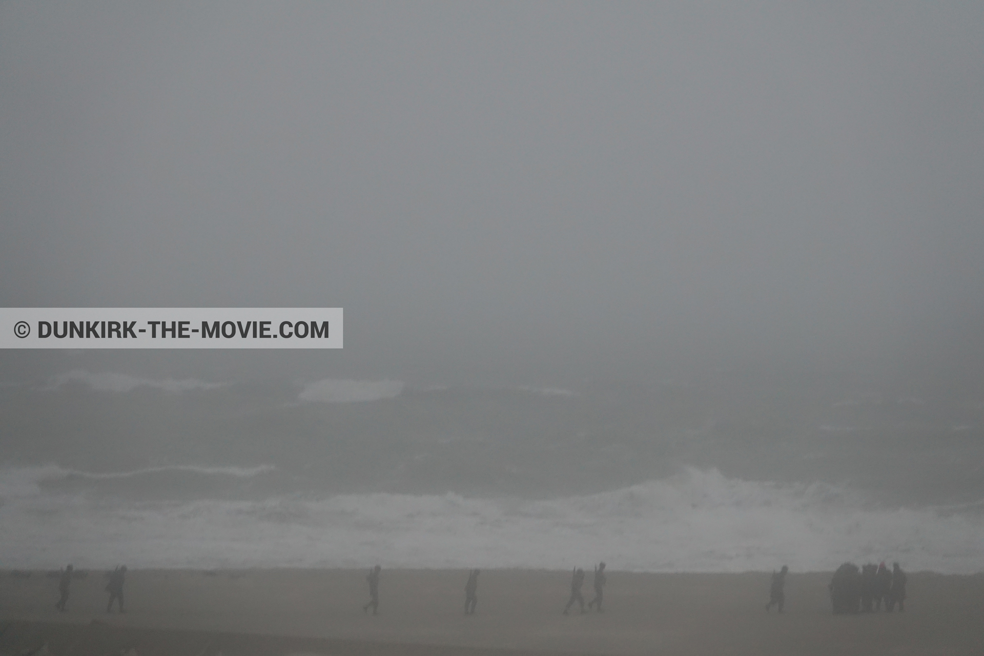 Photo avec ciel gris, figurants, mer agitée, plage,  des dessous du Film Dunkerque de Nolan