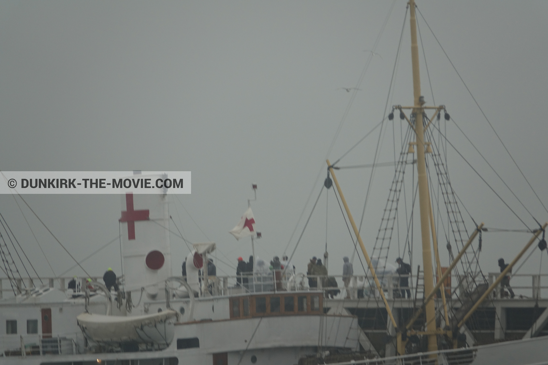 Photo avec ciel gris, jetée EST, équipe technique, M/S Rogaland,  des dessous du Film Dunkerque de Nolan